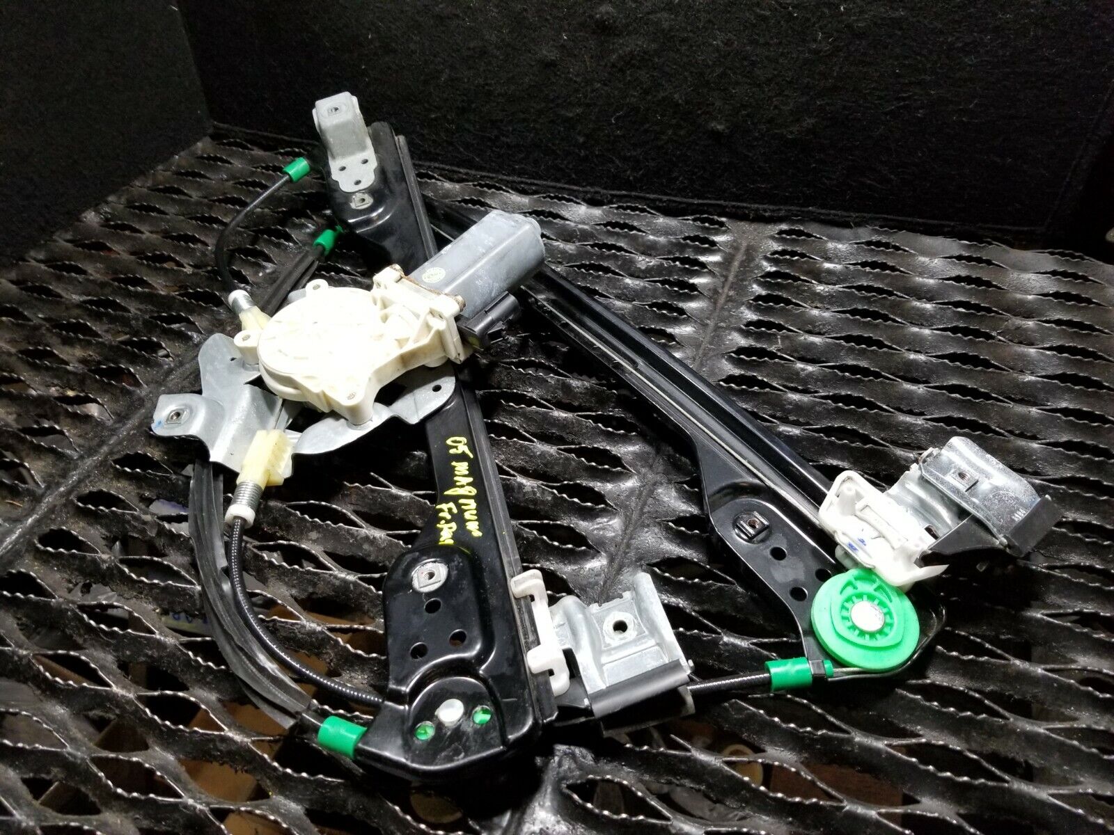 2005-2007 Dodge Magnum Right Front Passenger Window Regulator & Motor Assembly - OEM Replacement Part for Smooth Power Window Operation - Perfect for Car Window Repair & Maintenance