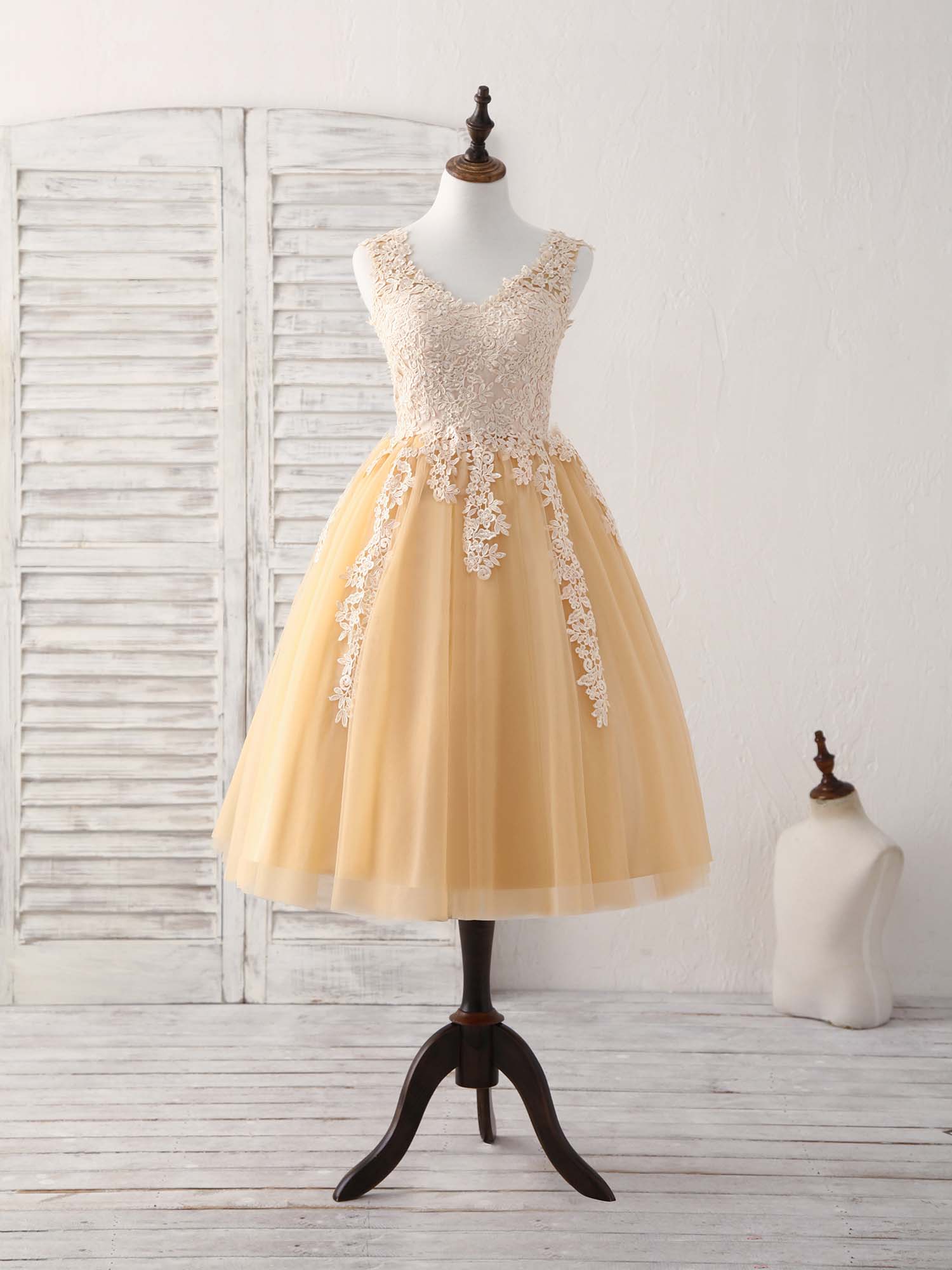 Elegant Champagne V-Neck Tulle Lace Applique Short Prom Dress for Homecoming, Cocktail Party & Special Occasions