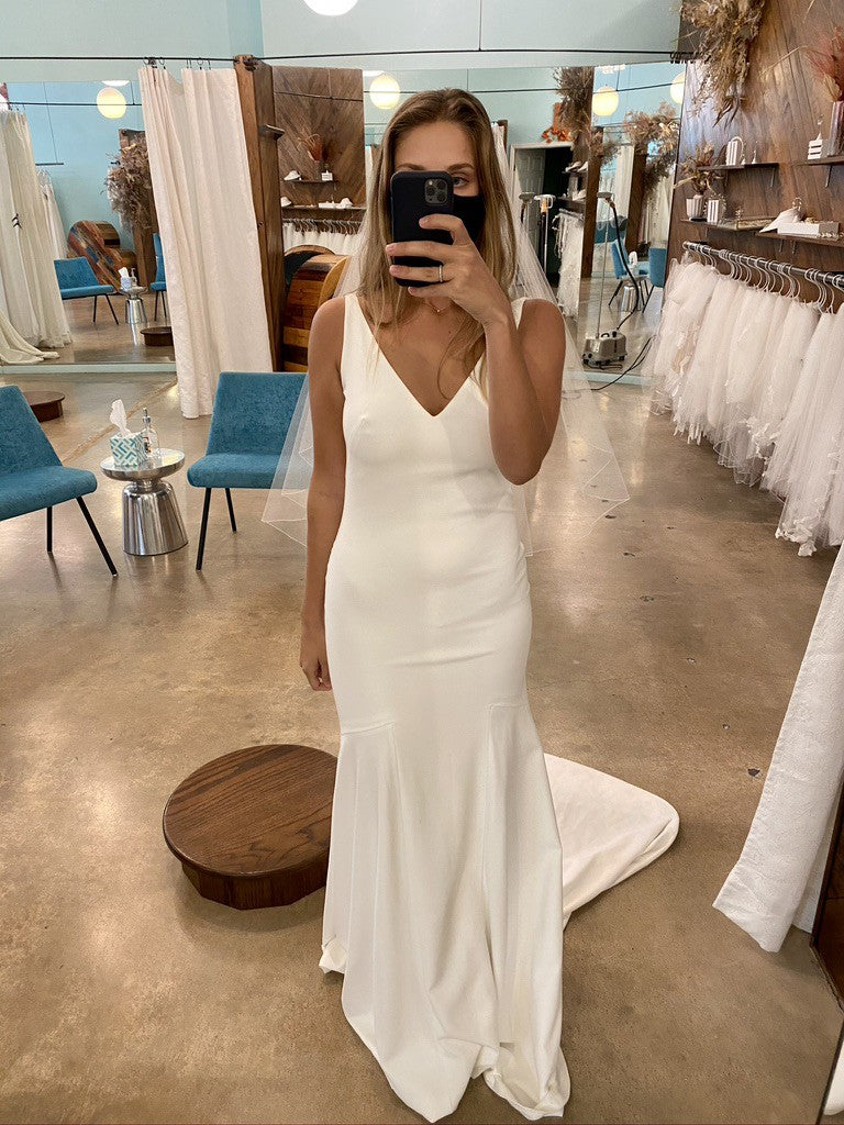 Theia Lynda Gown - Elegant Women's Evening Dress for Weddings, Galas & Special Occasions | Formal Gown with Flattering Silhouette