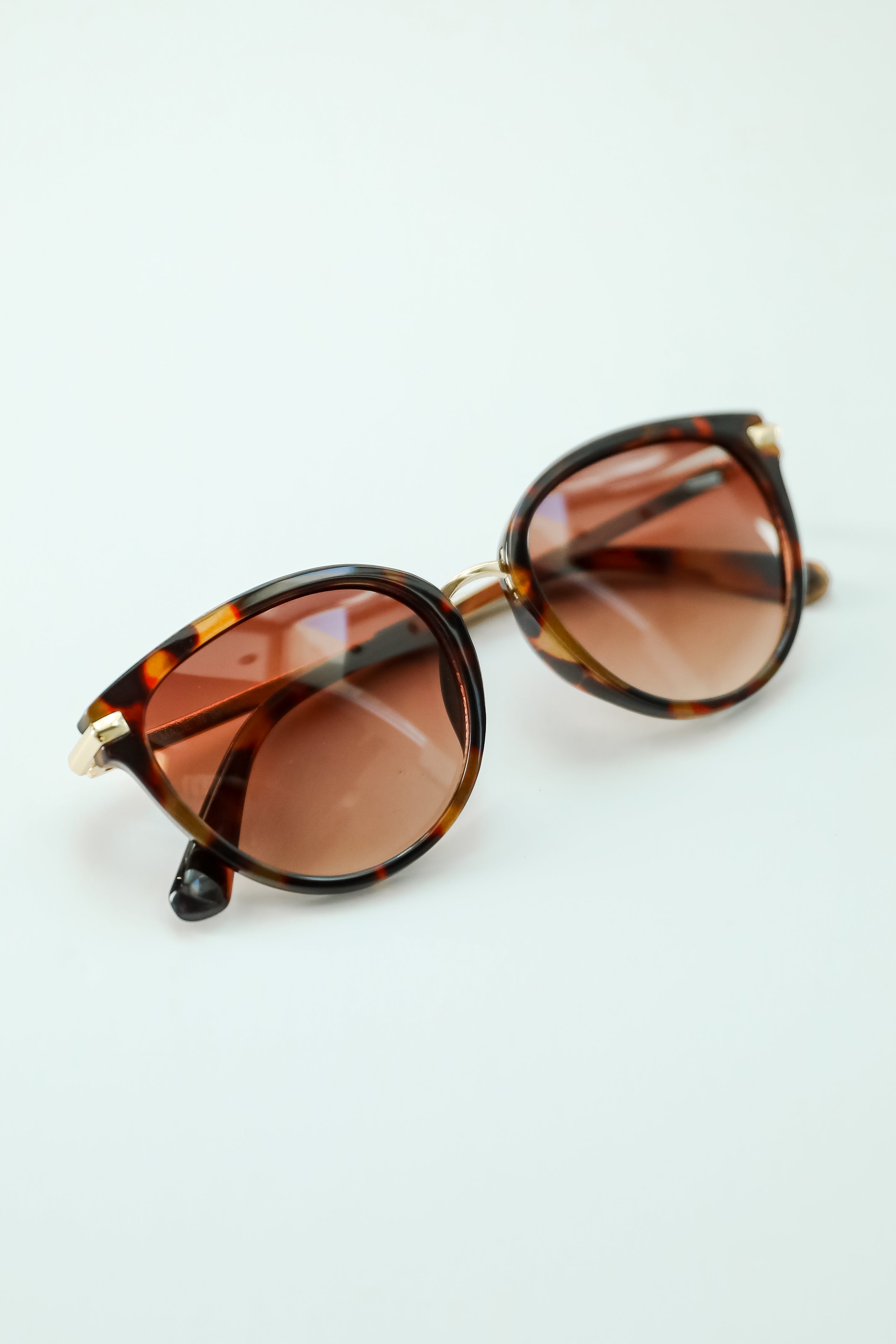 Stylish Tortoise Shell Round Sunglasses for Women - Trendy UV Protection Shades for Outdoor, Beach & Driving