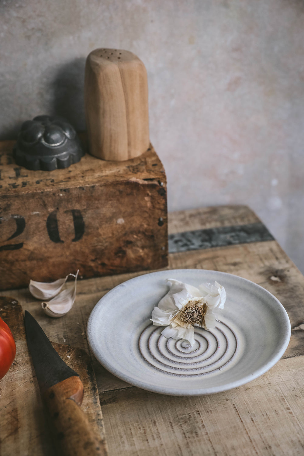 Premium Ceramic Garlic Plate - Durable & Stylish Garlic Keeper for Kitchen - Perfect for Storing Fresh Garlic, Onions & Herbs - Ideal for Home, Restaurant & Culinary Use