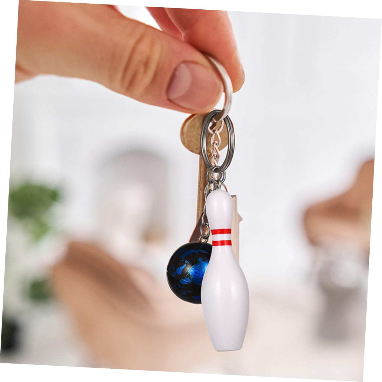 MOBUTOFU Mini Bowling Keychain - Cute Sports Keyring for Men, Women, Boys & Girls - Perfect Gift for Bowling Lovers - Great for Keys, Backpacks, Gym Bags & Sports Decor
