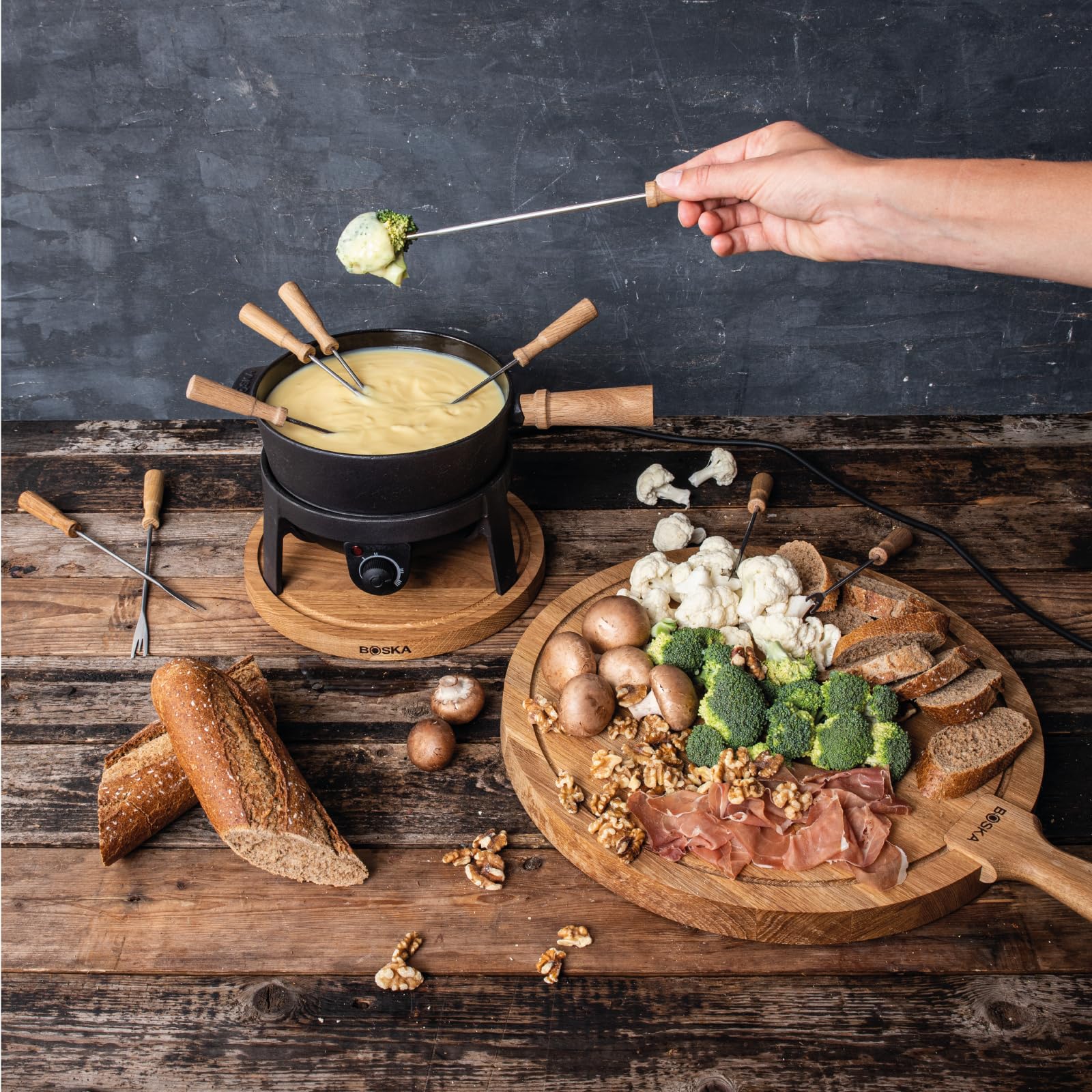 BOSKA Electric Fondue Set Pro - 8-Person Cast Iron Fondue Pot for Cheese, Chocolate & Broth - Premium Quality with Splash Guard & Extra-Long Cord - Perfect for Parties, Family Gatherings & Romantic Dinners (Black)