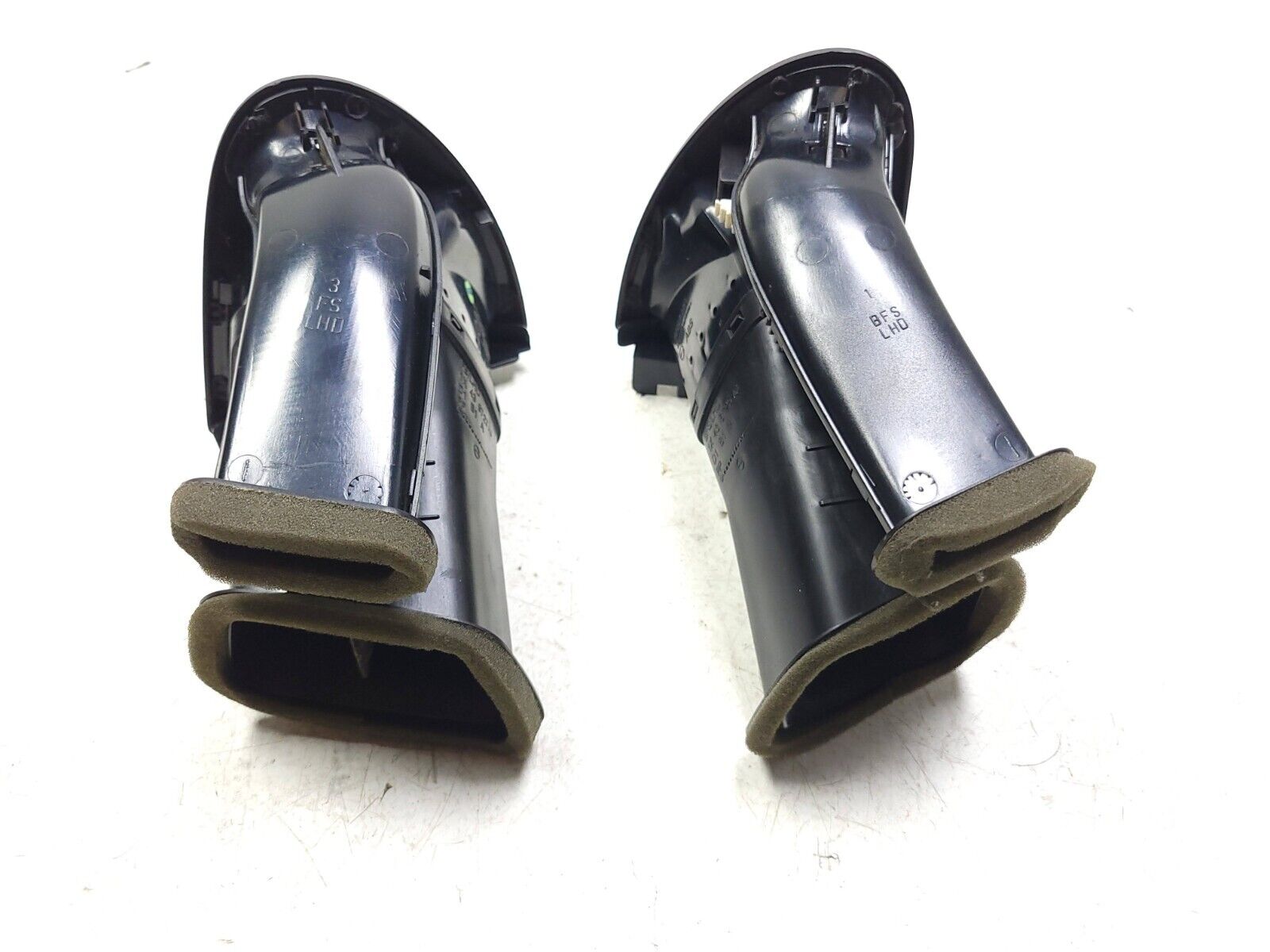 02 08 Jaguar X-Type Dash Air Vent Pair OEM 86k - Genuine Replacement Parts for Car Interior Repair & Climate Control System Upgrade