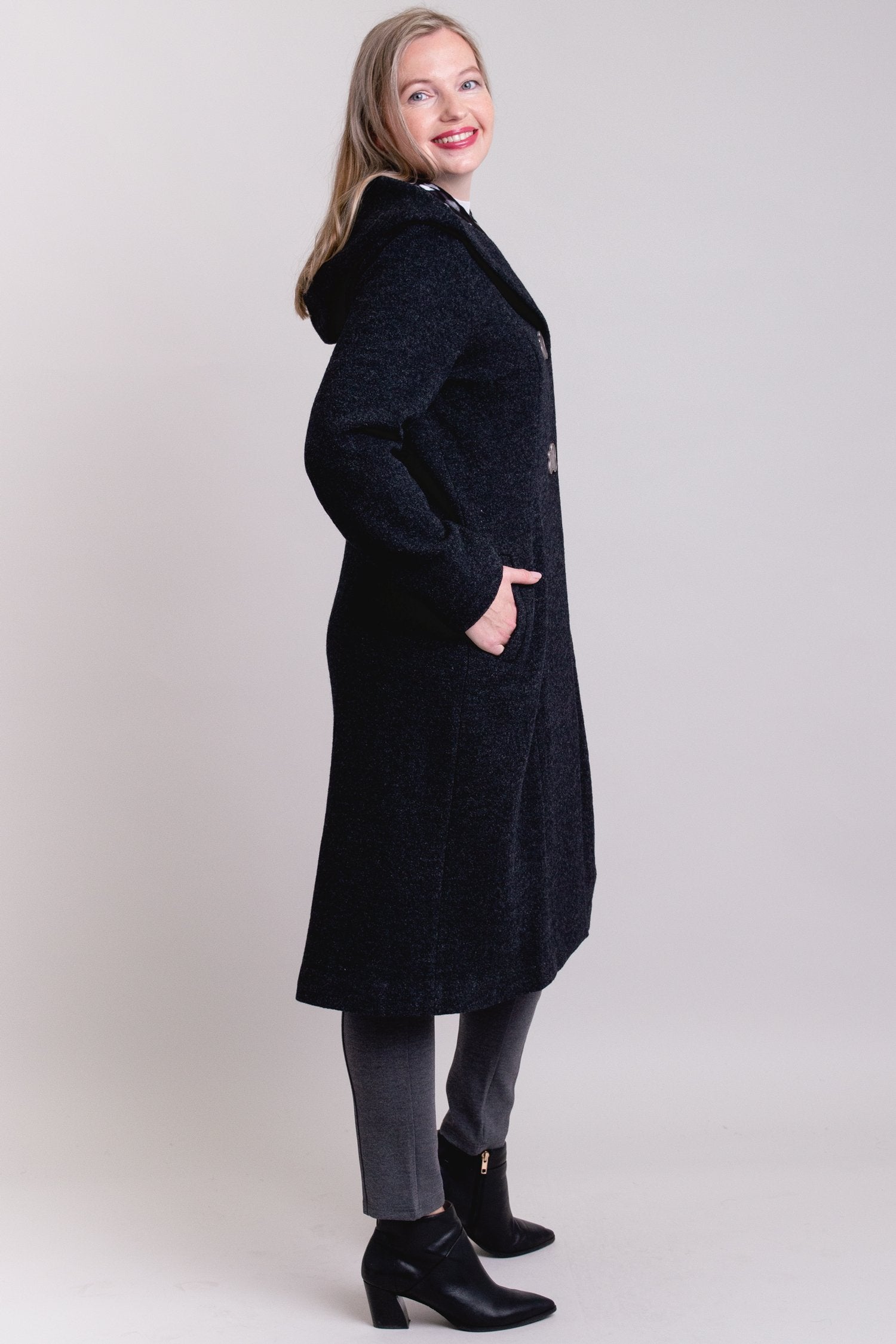 Premium Britt Wool Coat in Charcoal - Warm & Stylish Winter Outerwear for Men & Women - Perfect for Office, Travel & Formal Occasions