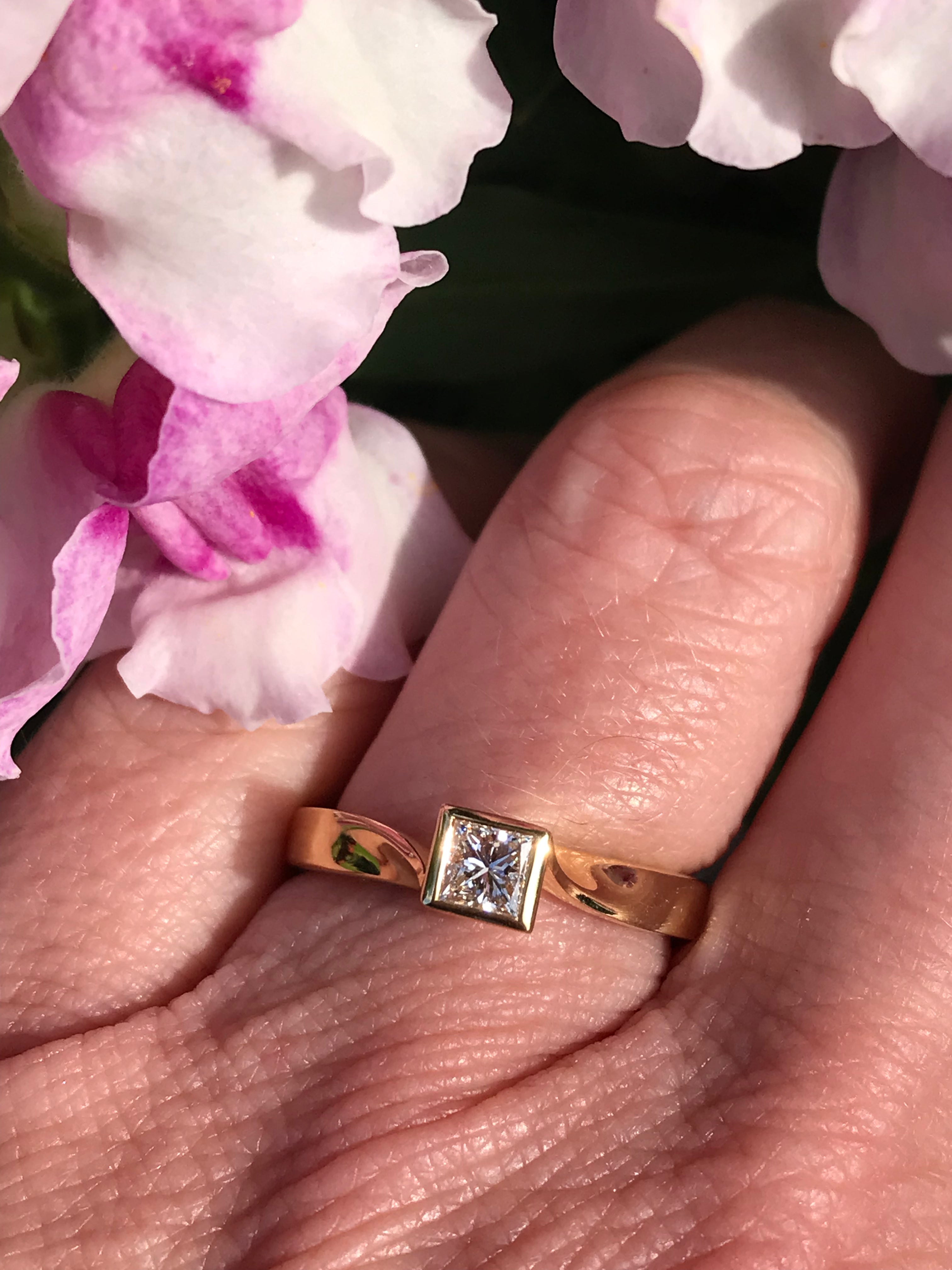 18ct Gold Princess Cut 0.25ct Natural Diamond Ring GVS1 - Elegant Engagement & Wedding Jewelry for Women