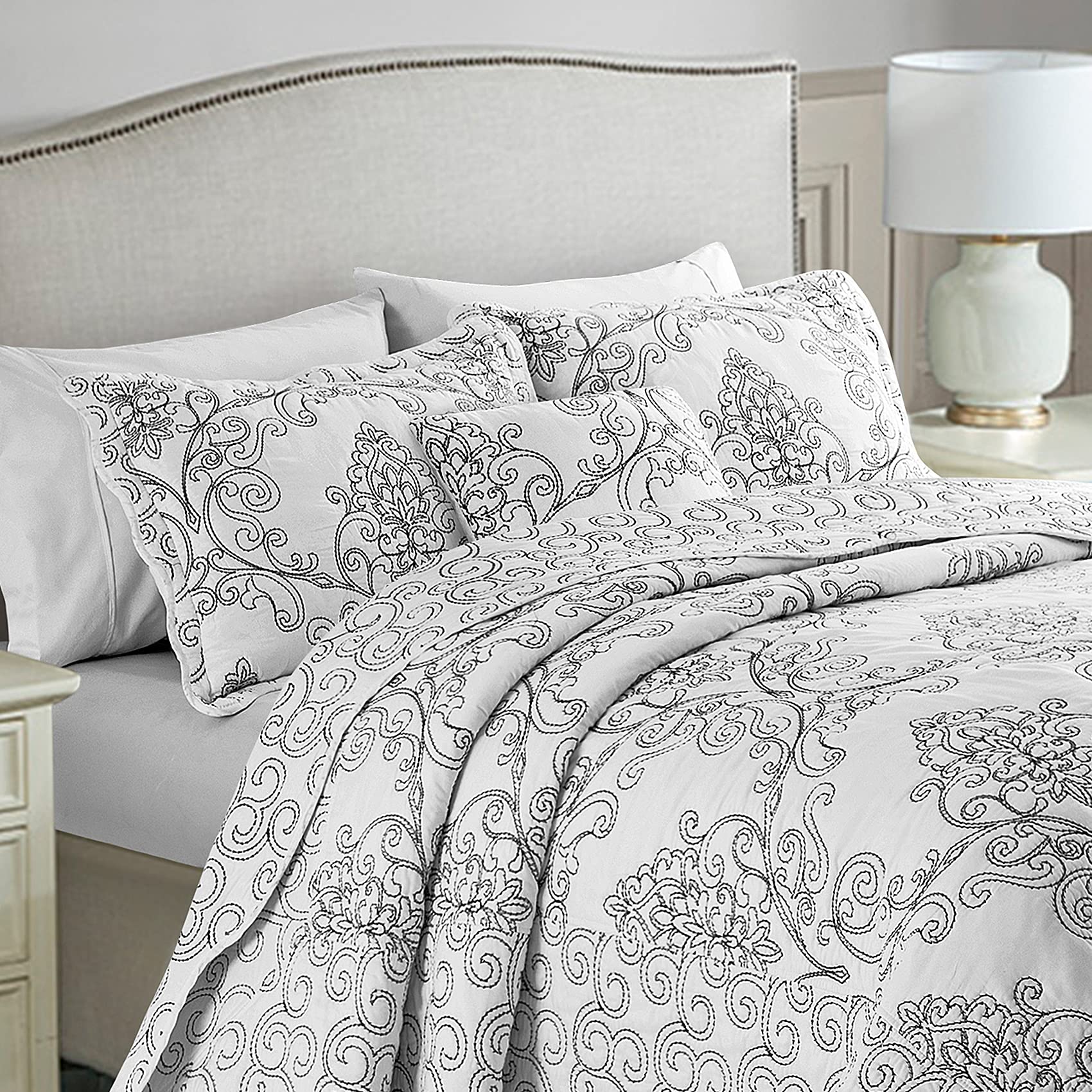 Elegant Antique Damask Embroidery King Size Quilt Bedspread Set - 4 Piece 120x120 Inch Oversized Bedding with Scallop Edges, Ultra Soft Lightweight Coverlet in White - Perfect for Master Bedroom, Guest Room & Luxury Hotel Decor