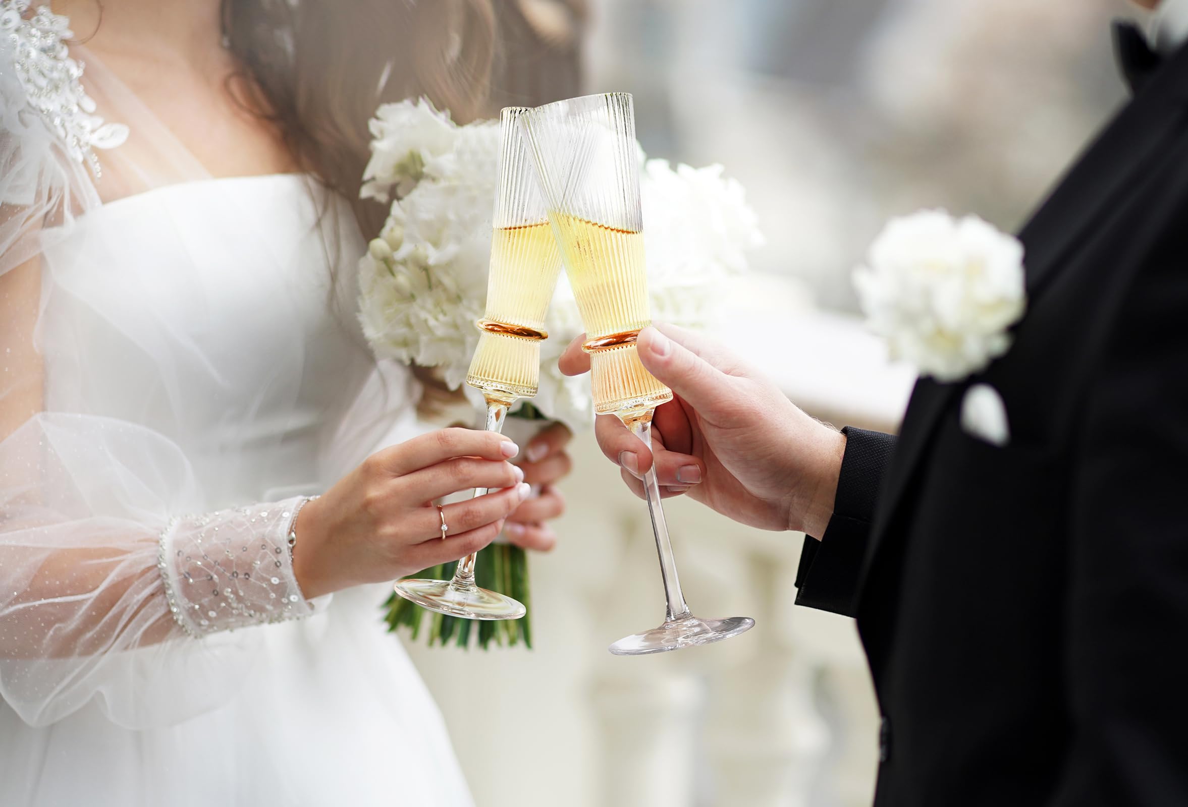 Elegant Wedding Champagne Flutes Set of 2 - Crystal Mr & Mrs Glasses for Bride and Groom, Bridal Shower & Housewarming Gifts - Perfect for Wedding Toasts, Anniversaries & Romantic Celebrations