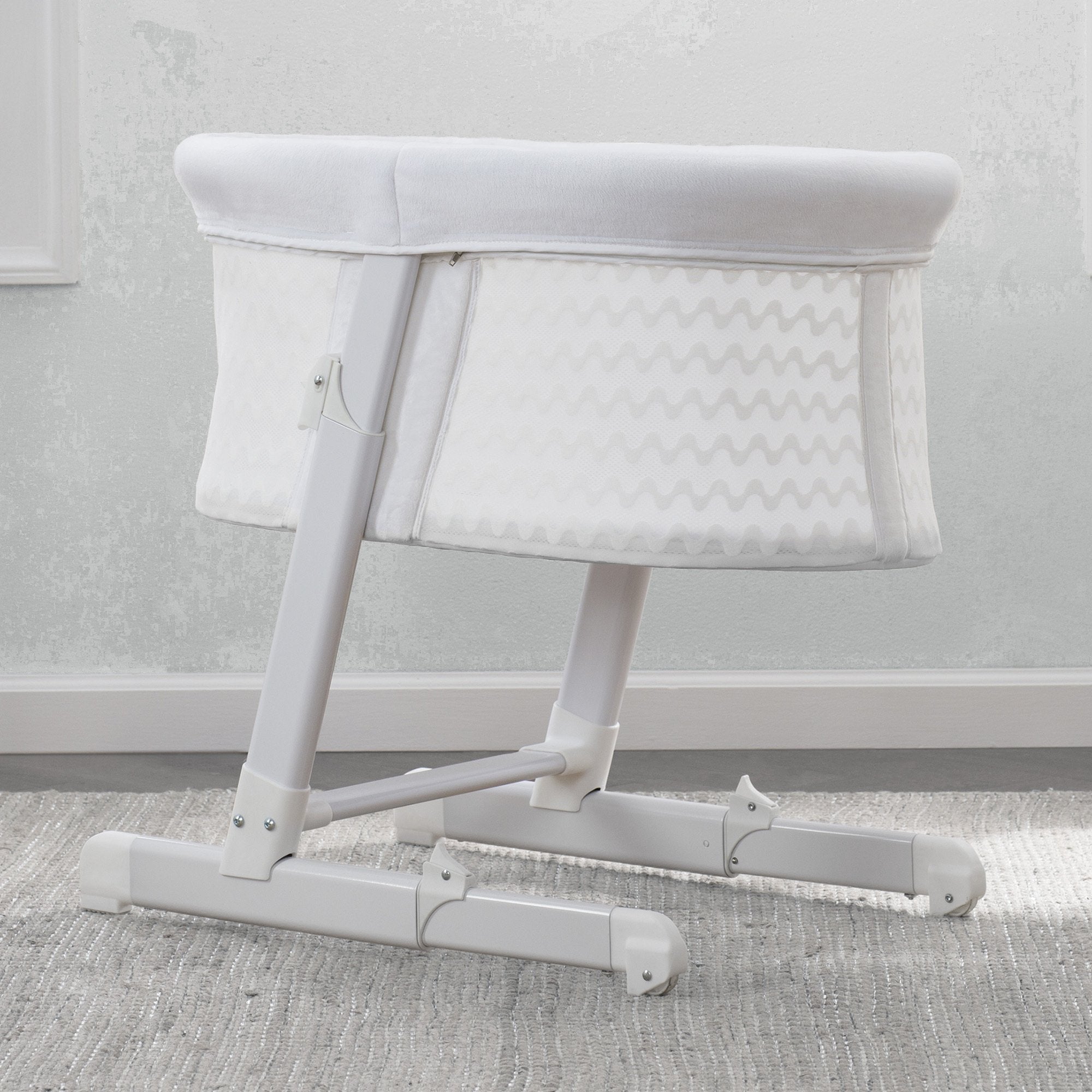 Simmons Kids Oval City Sleeper Bassinet - Portable Baby Crib for Newborns & Infants | Lightweight & Compact Design for Nursery, Travel & Bedside Use