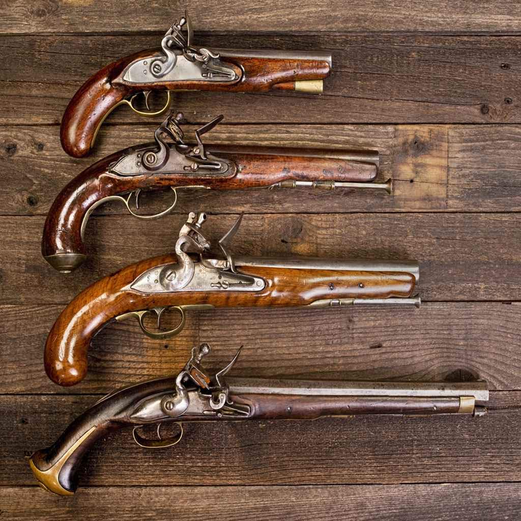 Uoopati 5D DIY Diamond Painting Kit - 18th Century Gun Flintlock Pistols, Antique American Collection Cross Stitch Art (12x16 Inch) for Home Wall Decor, Unique Gift for History Lovers & Craft Enthusiasts | Perfect for Living Rooms, Bedrooms, Offices & Historical Theme Parties