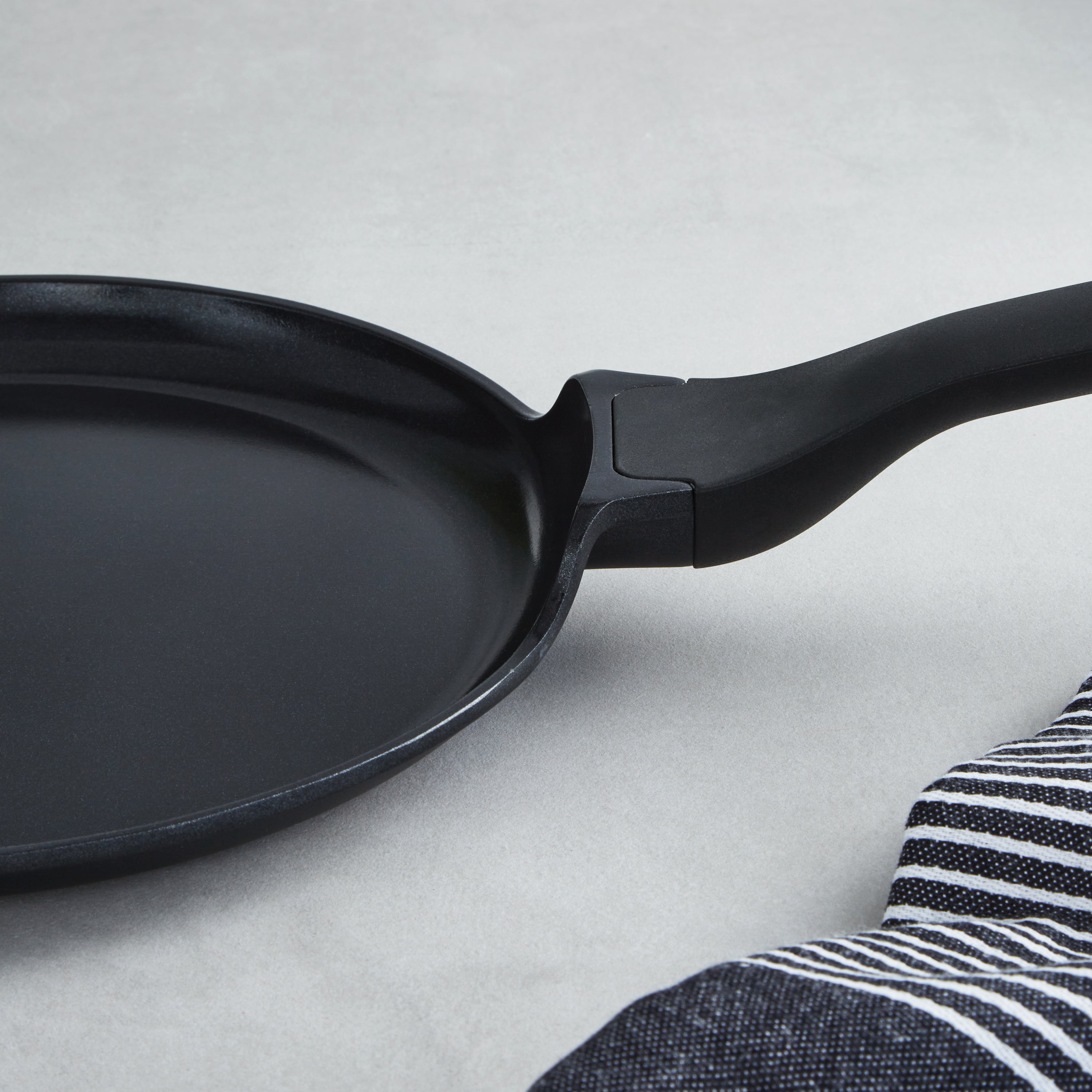 BergHOFF Leo Phantom Nonstick Ceramic 10-Inch Pancake Pan - Eco-Friendly Recycled Aluminum - Perfect for Breakfast, Crepes & Fluffy Pancakes