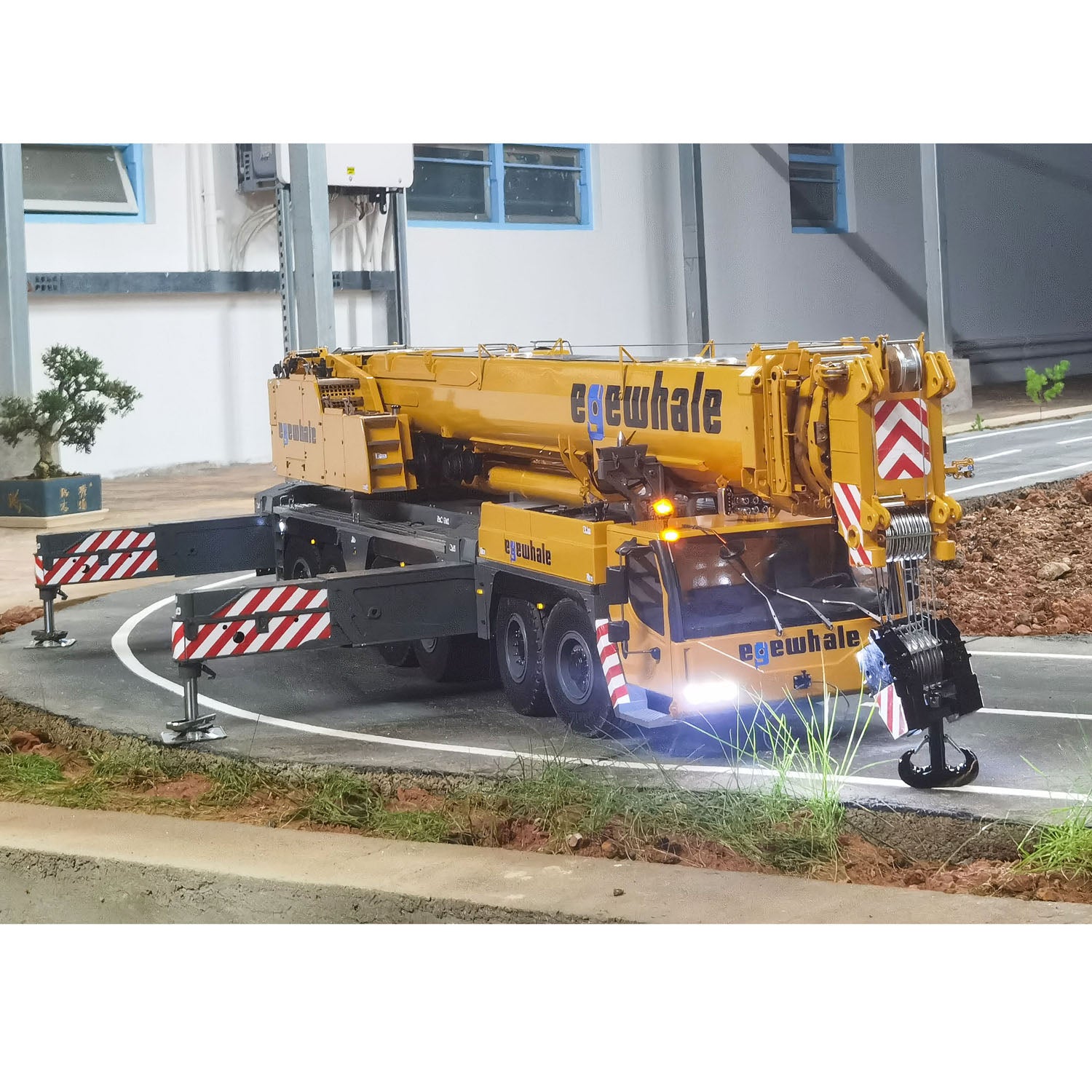 Eyewhale 1/14 Scale 6-Axle LTM1350 RC Hydraulic Mobile Crane - 5M Length Radio Controlled Heavy Duty Construction Vehicle, PNP Hobby Model for Adults - Perfect for Construction Simulation, RC Enthusiasts & Collectors