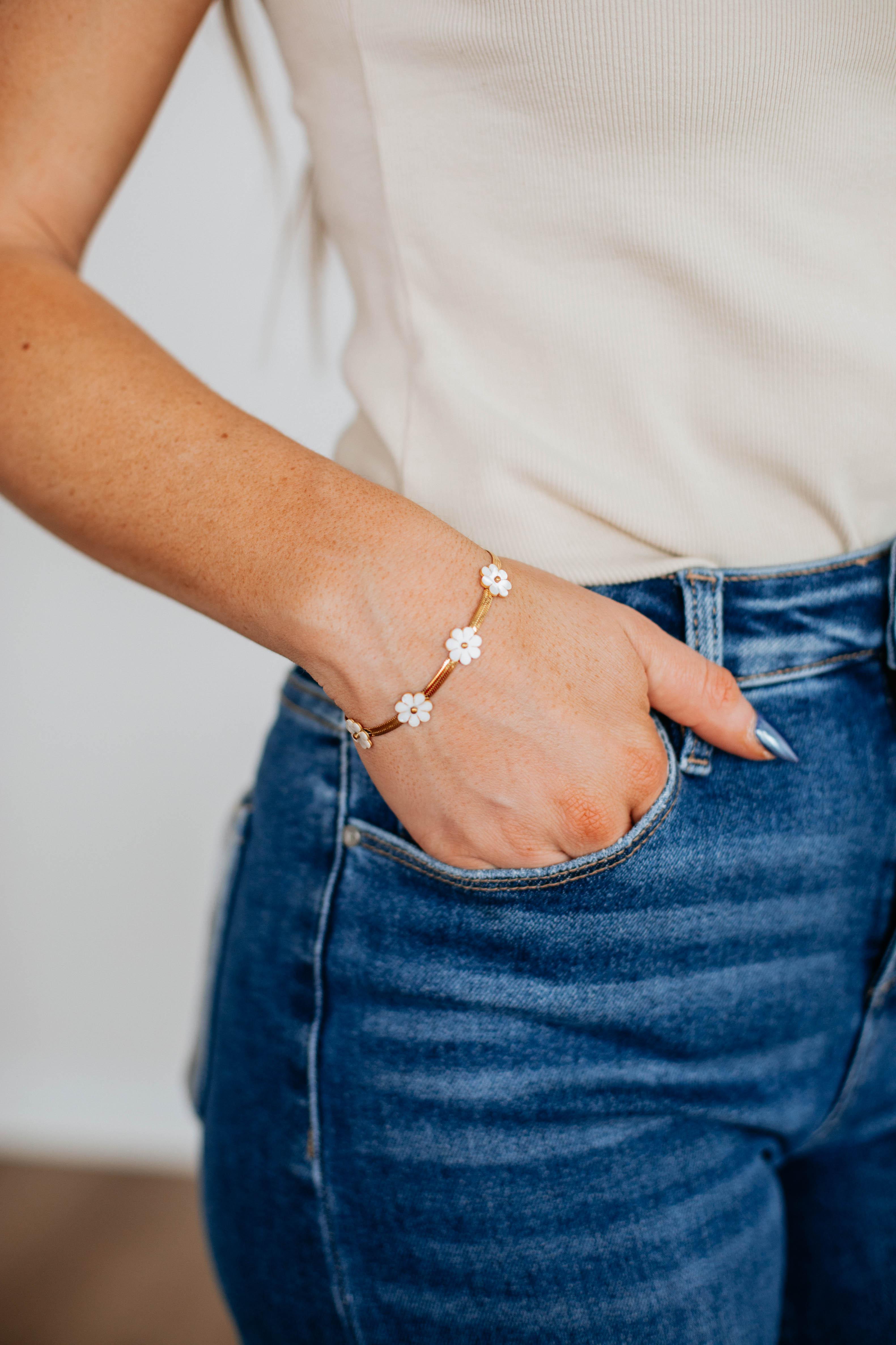 Floral Radiance Bracelet for Women - Elegant Flower Design Adjustable Beaded Wristband - Perfect for Weddings, Parties & Everyday Wear