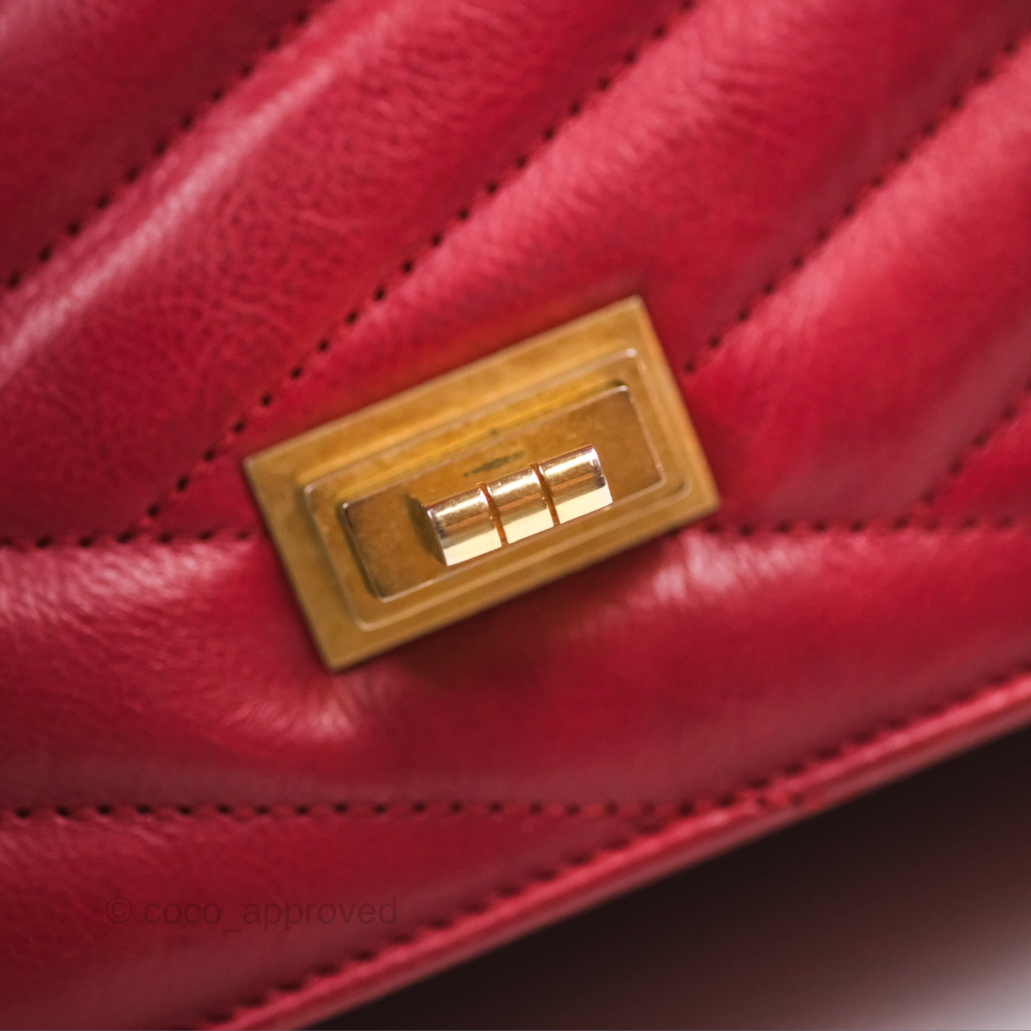 Chanel Chevron Shoulder Bag in Red Calfskin Leather with Aged Gold Hardware - Luxury Crossbody Purse for Women, Perfect for Parties, Date Nights & Special Occasions