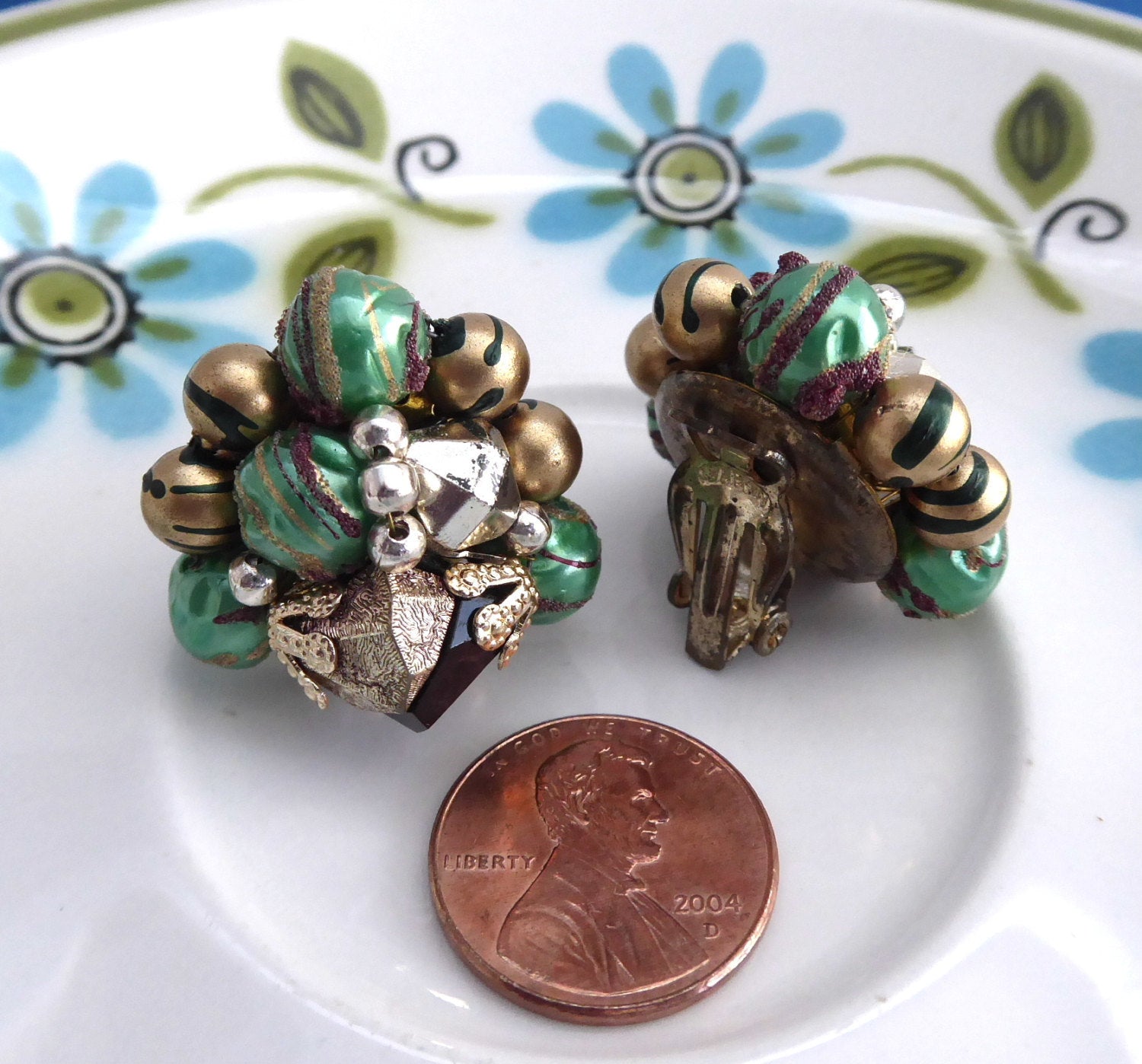 Vintage 1950s Green and Gold Cluster Clip Earrings with Black Filigree Caps - Japanese Retro Fashion Jewelry for Parties, Weddings & Special Occasions