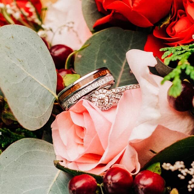 Unique Meteorite & Bourbon Barrel Wood Tungsten Wedding Band for Men - 8mm Comfort Fit Durable Ring - Anniversary Gift for Him - Perfect for Weddings, Engagements & Special Occasions