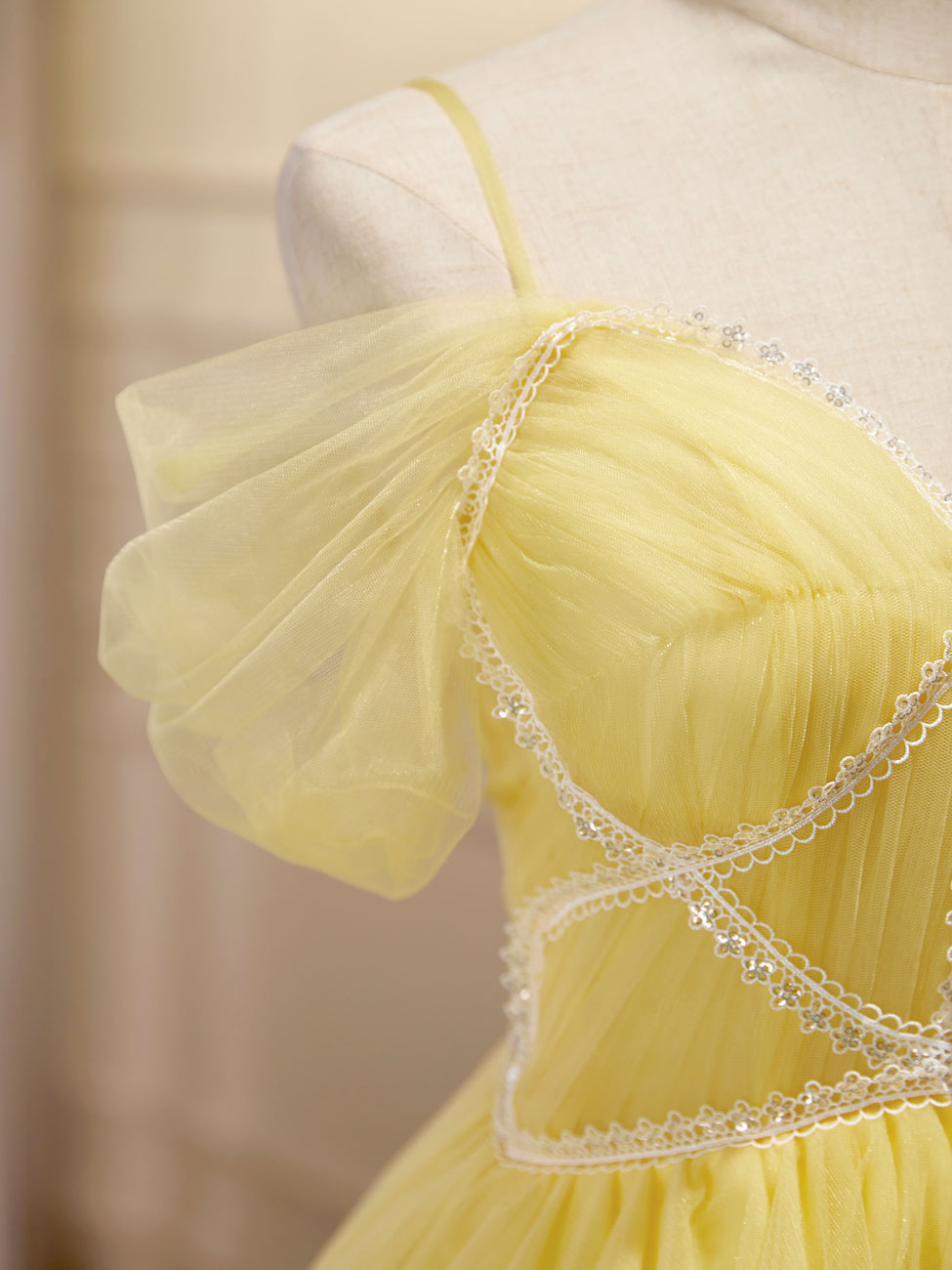 Elegant Mini Yellow Prom Dresses with Beading & Lace - Short Homecoming Party Dresses for Teens - Perfect for Prom Night, Homecoming Dance & Special Occasions