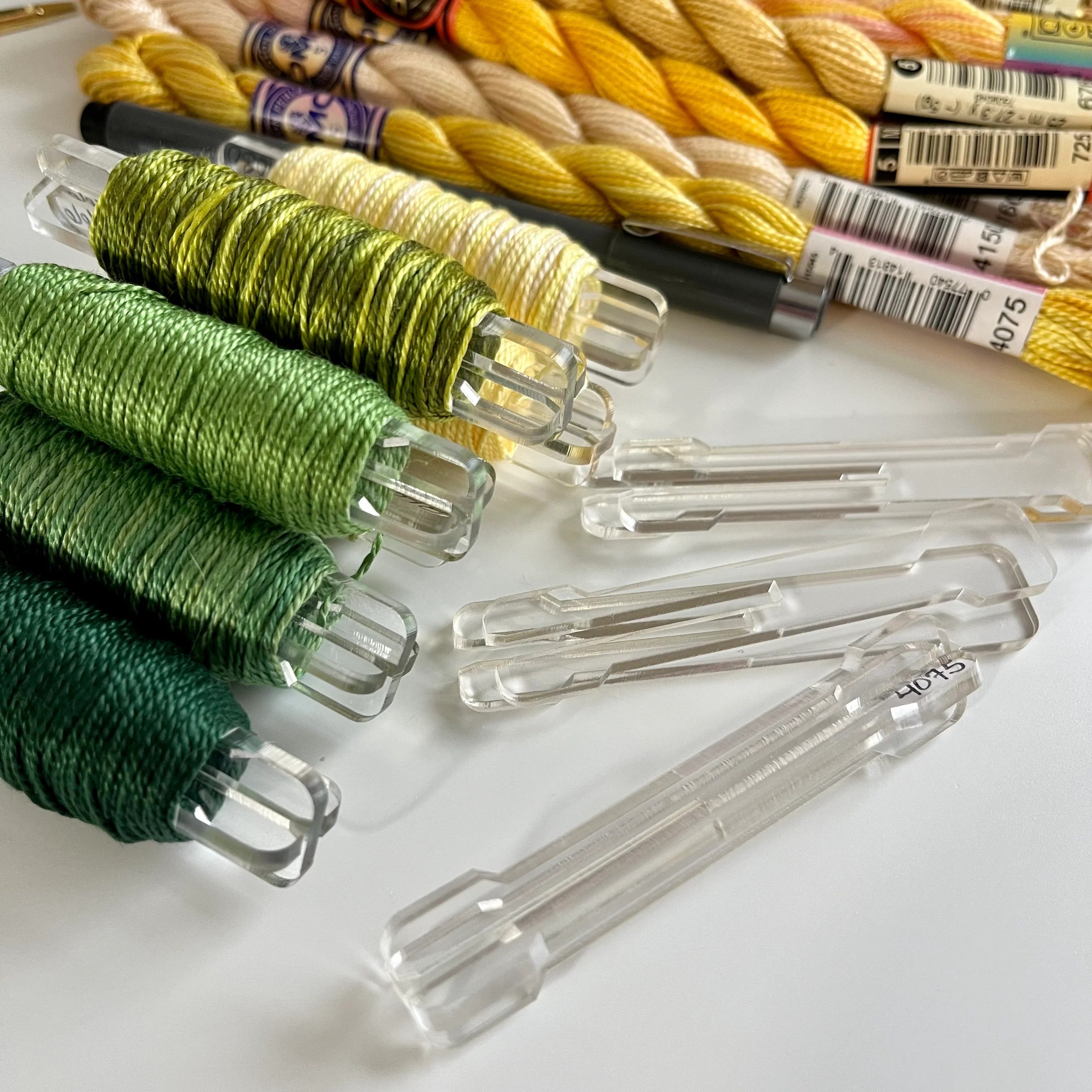 Clear Acrylic Bobbin Pegs for Sewing & Crafting - Transparent Thread Spool Holders for Sewing Machines & DIY Projects - Perfect for Quilting, Embroidery & Knitting Organization