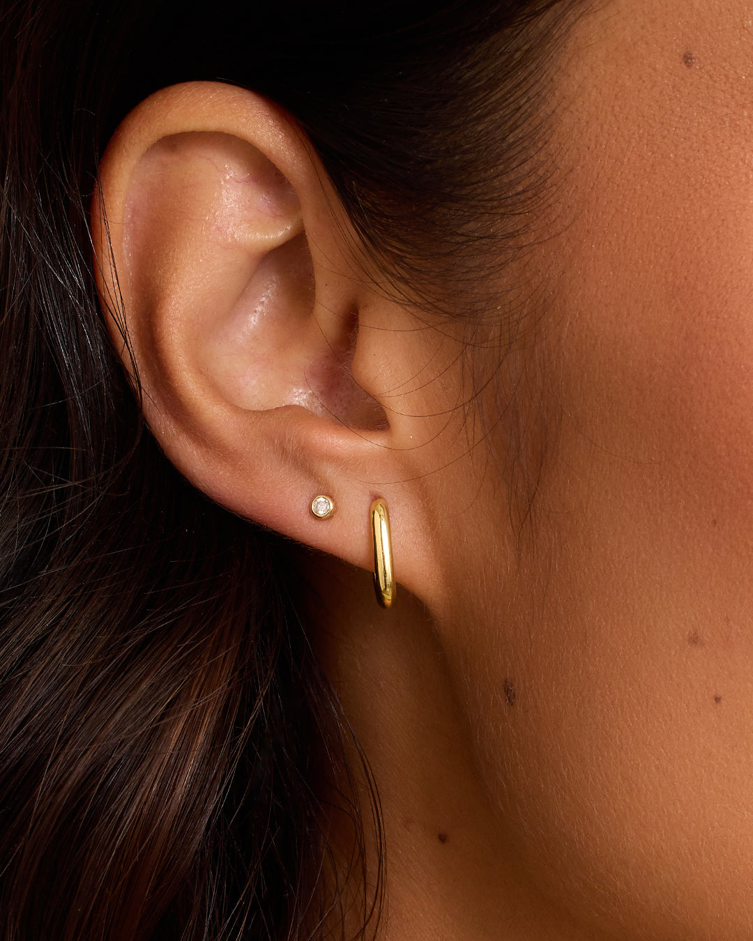 Lou Link Single Huggie Earrings - Minimalist Gold Hoop Huggies for Women - Perfect for Everyday Wear & Special Occasions