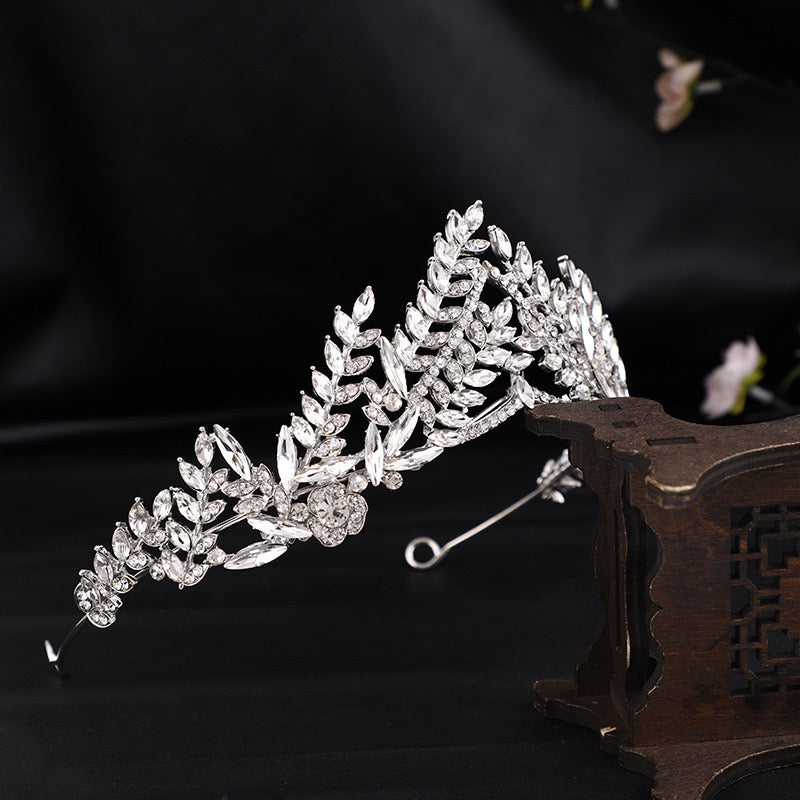 Sparkling Silver Crystal Crown Tiara with Comb for Women & Girls - Princess Queen Crown for Birthday, Christmas, Halloween Parties | Perfect for Pageants, Weddings & Cosplay