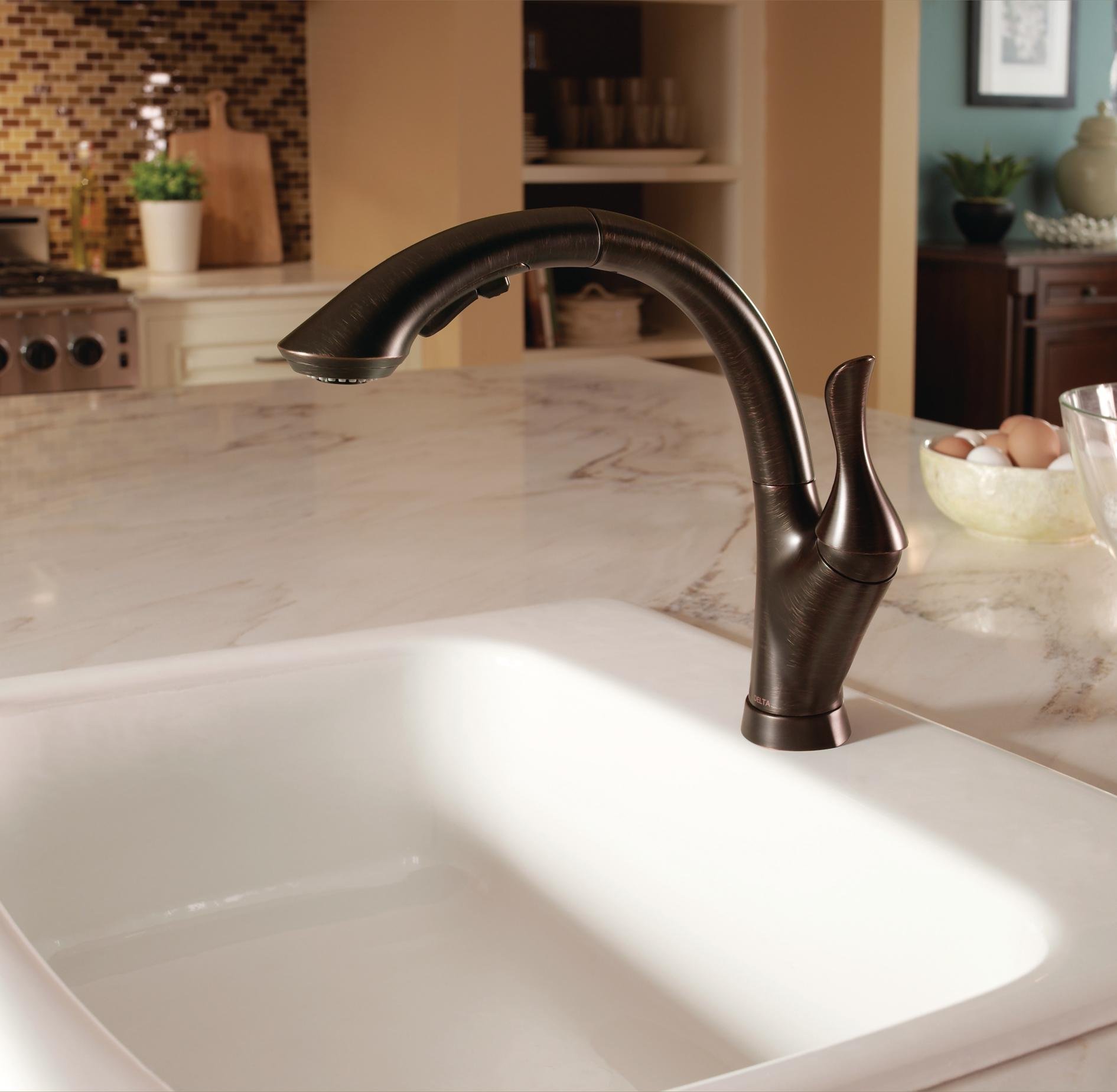 Delta Linden Pull-Out Kitchen Faucet in Oil Rubbed Bronze - Single Handle High Arc Sink Faucet with Diamond Seal Technology & Sprayer (Model 4153-RB-DST) - Perfect for Modern Farmhouse & Industrial Style Kitchens