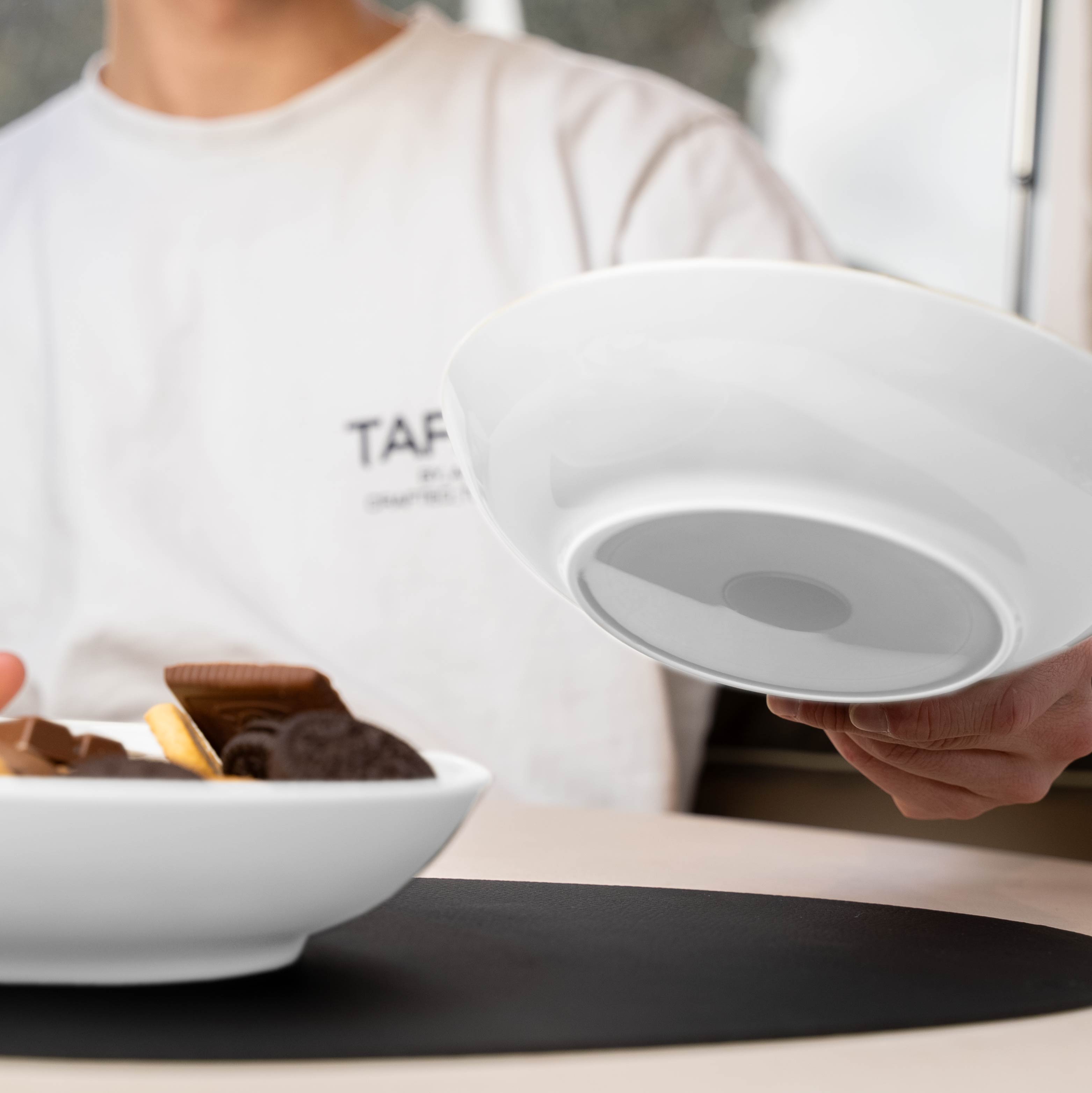 Premium Porcelain Food Bowls with Magnet Base - 21cm Classic Design for Cats & Small Pets - Perfect for Pet Feeding, Home Decor, and Gift Giving