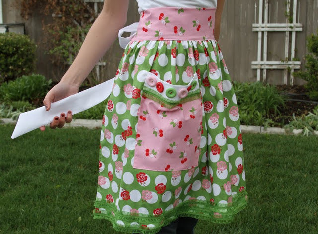Lori Holt One Yard Apron Pattern Booklet - Easy DIY Sewing Guide for Kitchen, Crafting & Gardening Aprons | Perfect for Homemakers & DIY Enthusiasts