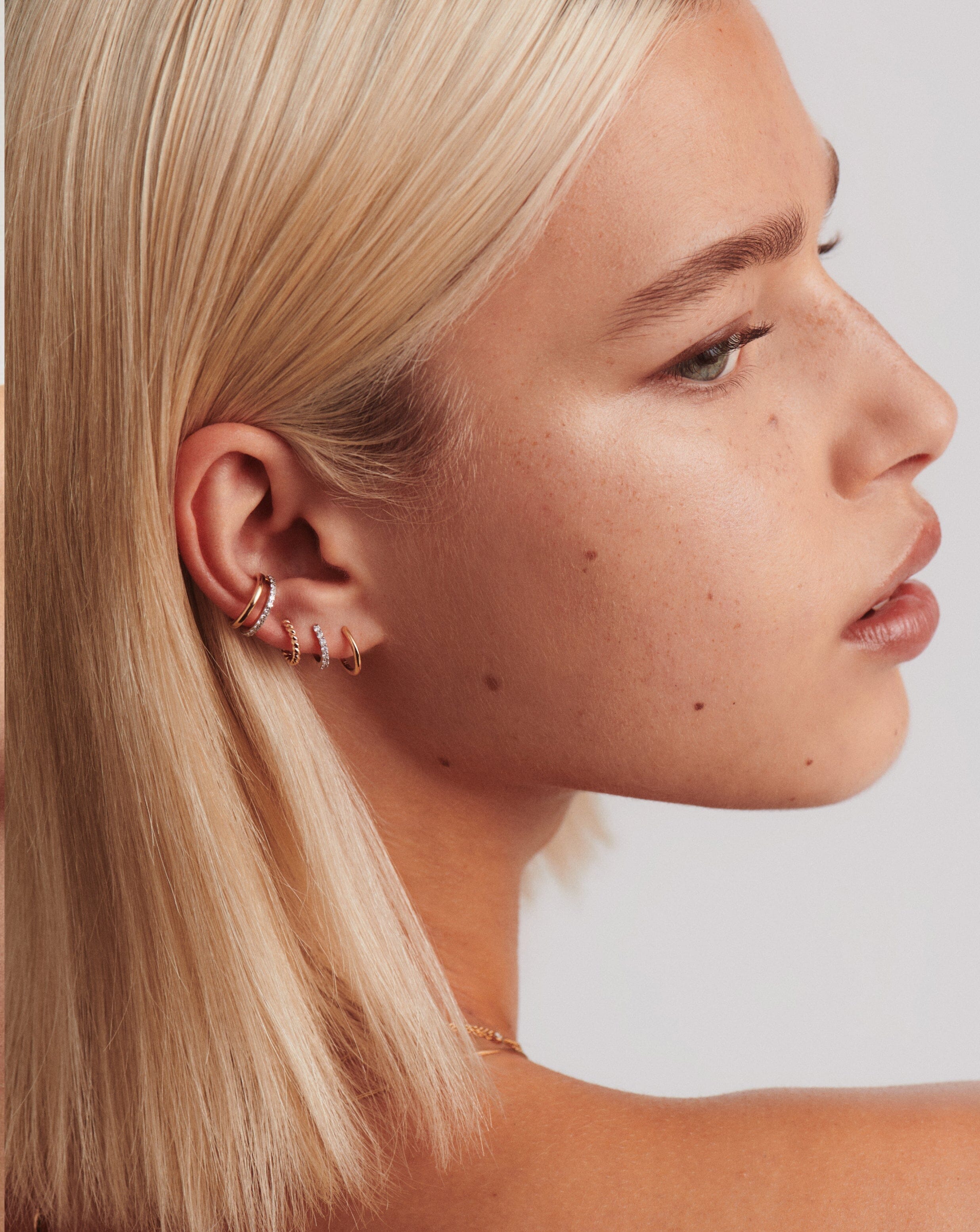 Elegant Single Mini Hoop Earrings for Women - Classic Gold/Silver Small Hoop Earrings - Perfect for Everyday Wear, Date Night & Office