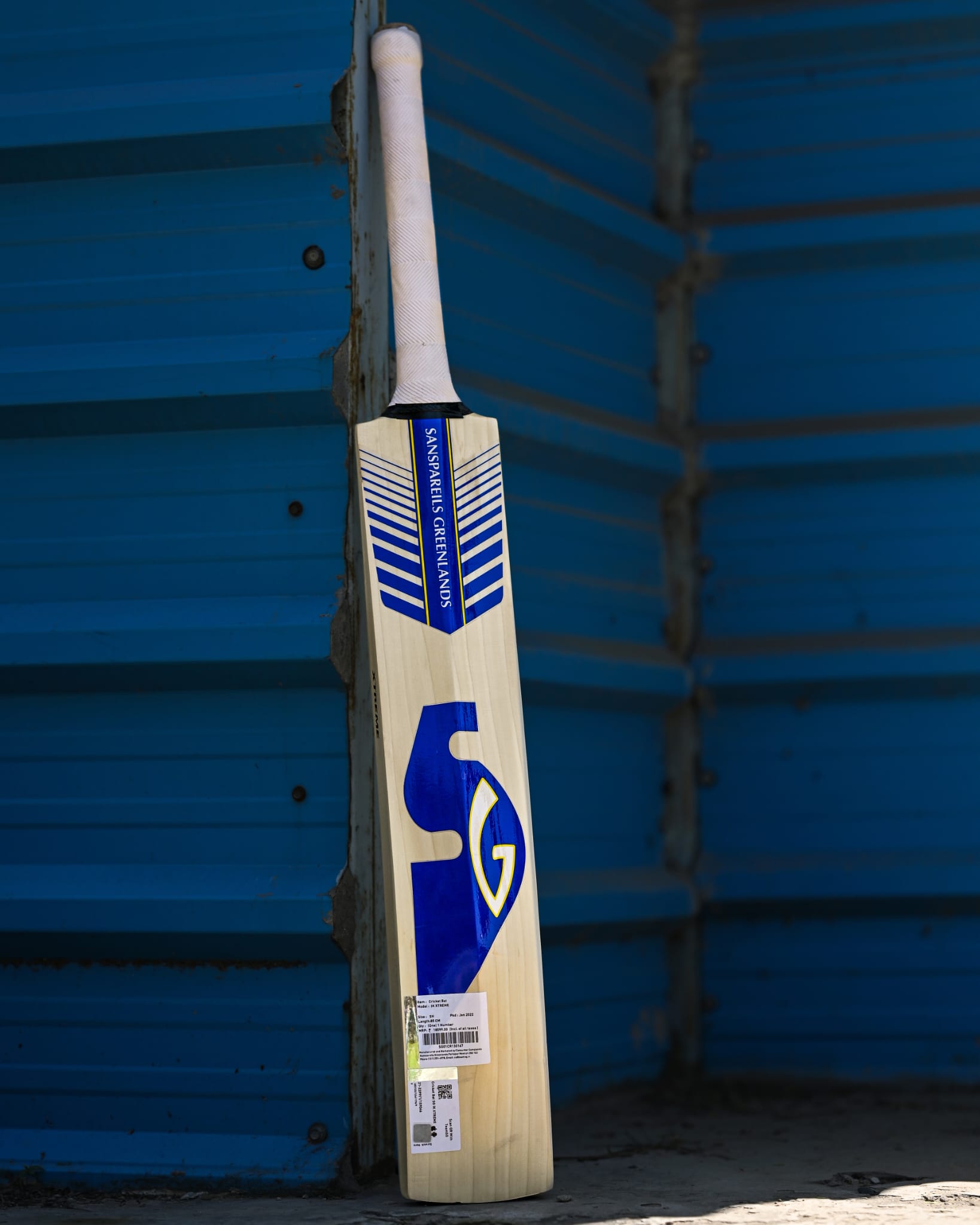 SG IK Xtreme English Willow Cricket Bat - Premium Performance for Professional & Recreational Cricket Players - Perfect for Matches, Practice & Training Sessions