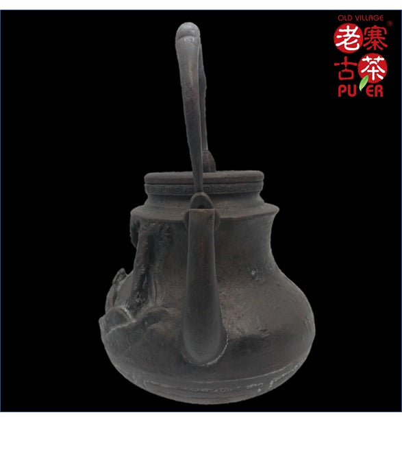 Authentic Kyoto Tetsubin Iron Teapot - Ryubundo Dragon Pattern, Takakuni Jurō Design | Perfect for Japanese Tea Ceremony & Home Decor
