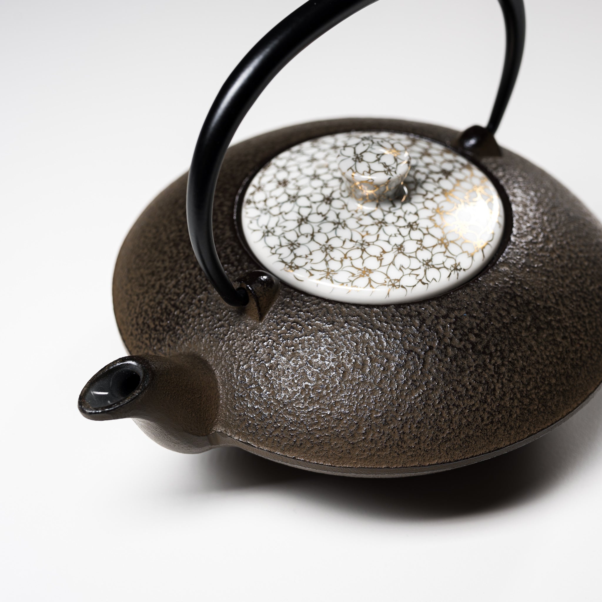 Premium Japanese Kyo Kiyomizu Ware Cast Iron Teapot - 410ml Gold Cherry Blossom Design for Authentic Tea Ceremony & Home Decor