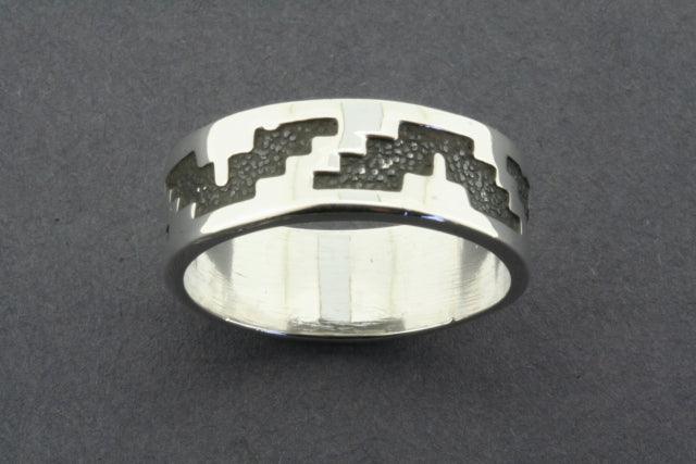 Elegant Pyramid Etched Band Ring for Women - Minimalist Stackable Jewelry for Everyday Wear & Special Occasions