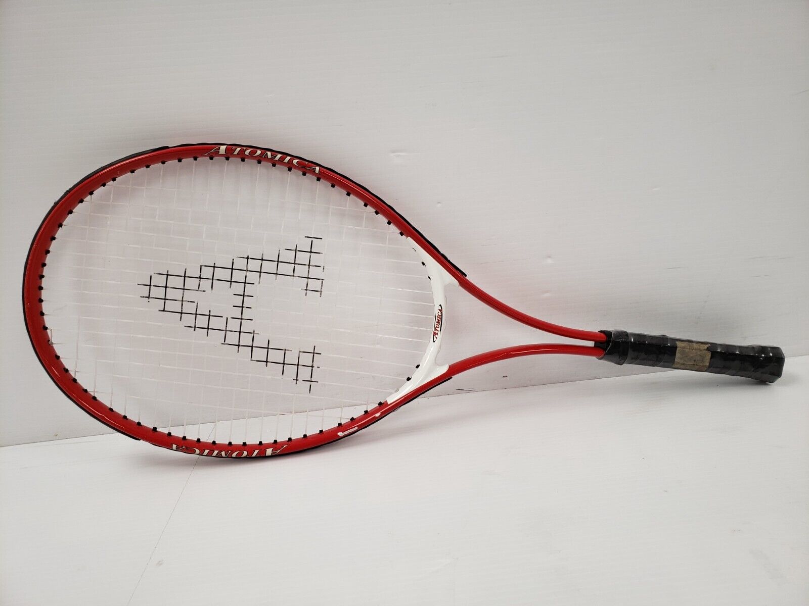 Atomic Tennis Racket - Professional Grade Tennis Racket for Men & Women - Lightweight & Durable for Competitive Play & Training - Perfect for Court Matches, Club Play & Backyard Practice