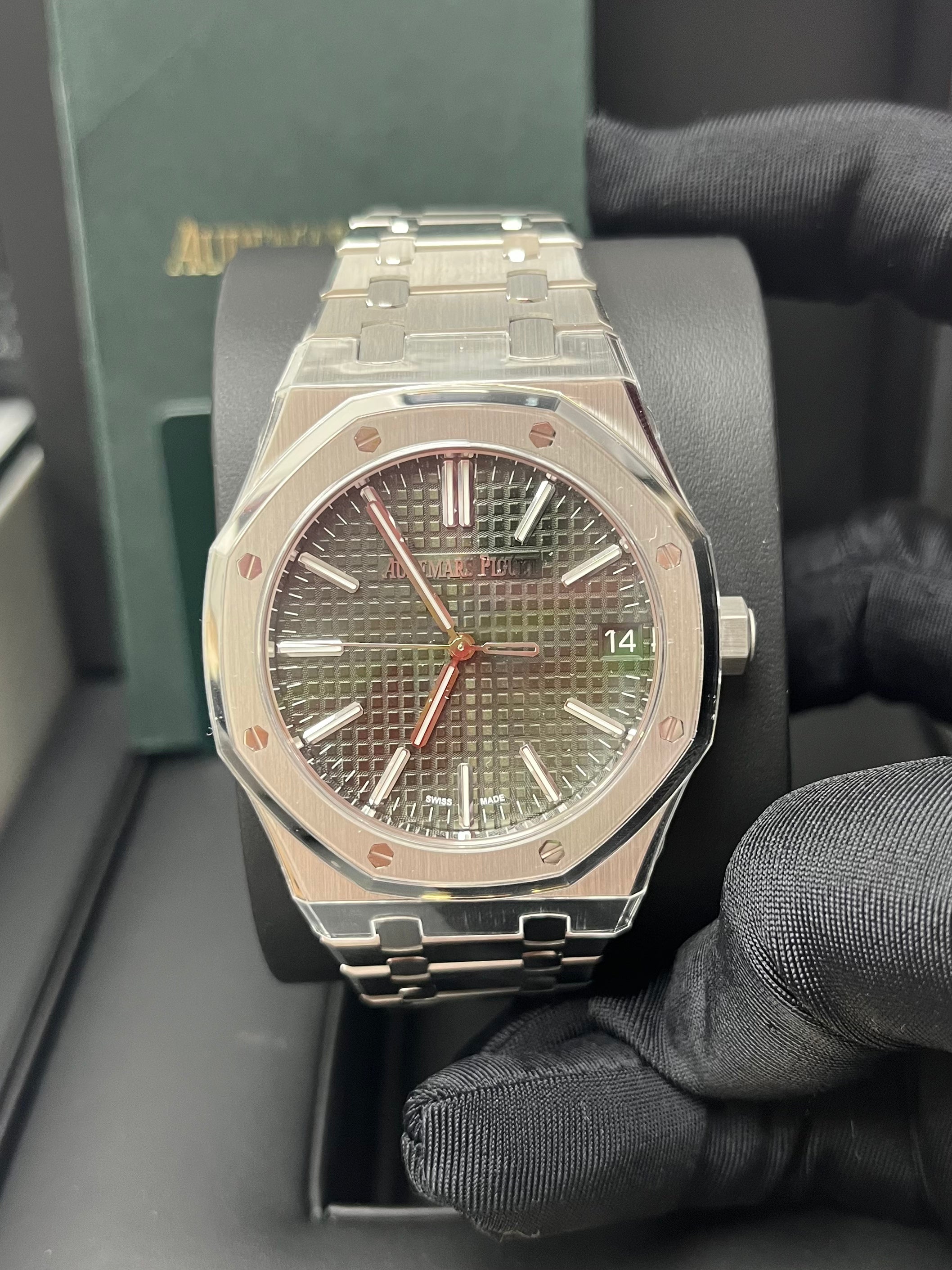 Audemars Piguet Royal Oak 41mm Selfwinding Stainless Steel Watch with Green Dial 15510ST.OO.1320ST.09 - Luxury Timepiece for Men, Perfect for Business Meetings & Formal Events