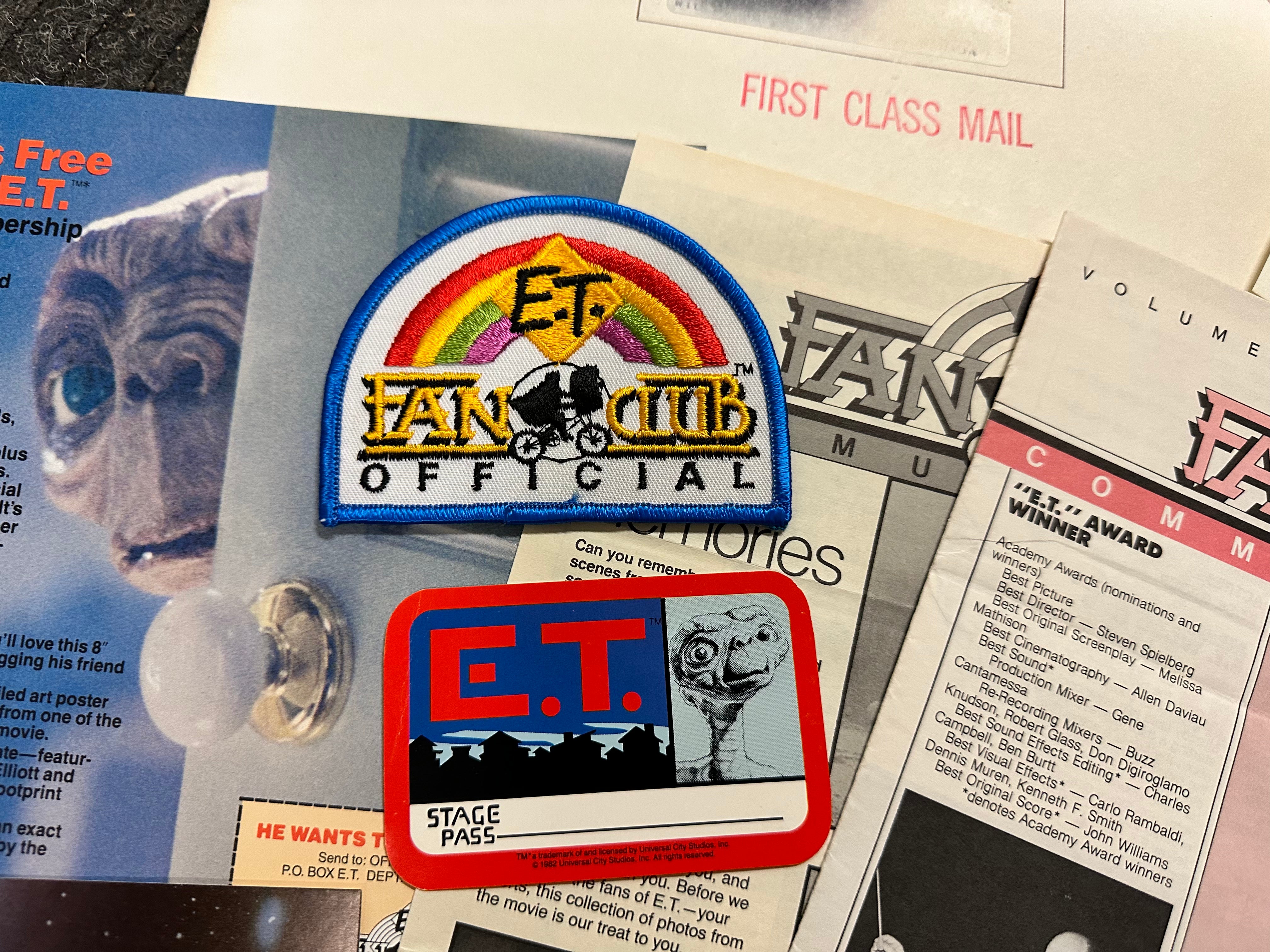 E.T. The Extra-Terrestrial Fan Club Movie Kit 1982-1983 - Collectible Memorabilia for Sci-Fi Fans & Movie Enthusiasts - Perfect for Home Theater Decor, Gift Giving, and Nostalgic Movie Nights