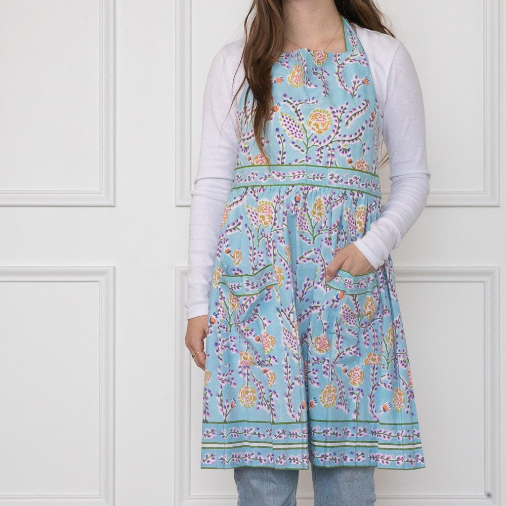 **Sky Blue Climbing Apron for Women - Adjustable & Durable Garden Apron for Outdoor Activities, Cooking, and DIY Projects**