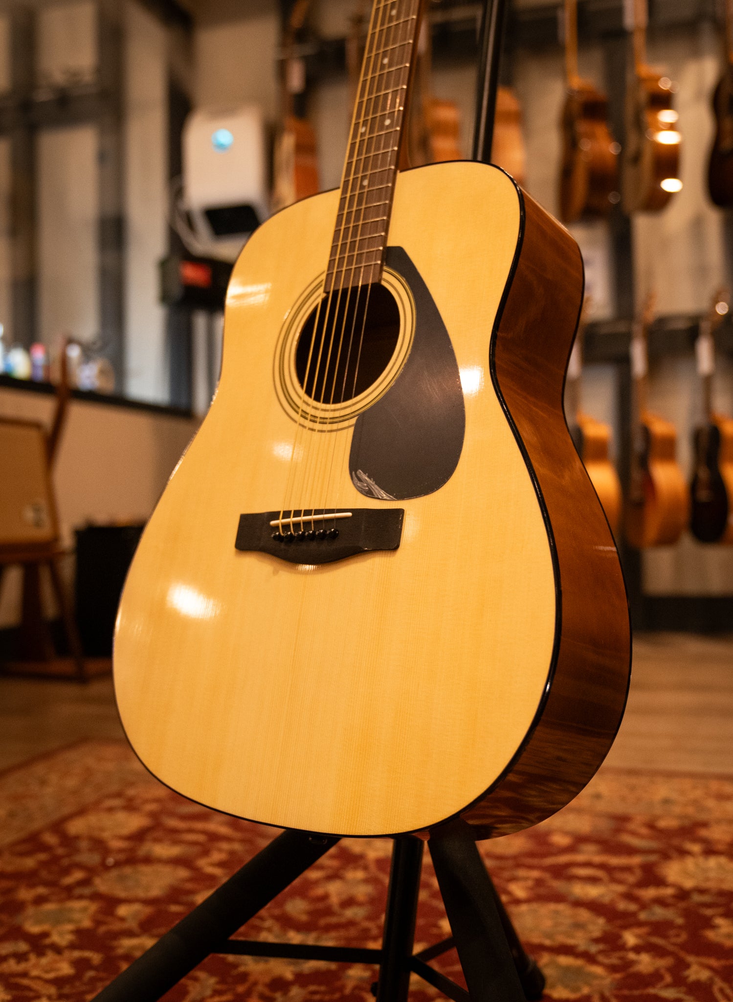 Yamaha Gigmaker Standard Acoustic Guitar Full Starter Kit with Gig Bag, Chromatic Tuner, Strap & Picks - Perfect for Beginners, Travel & Live Performances