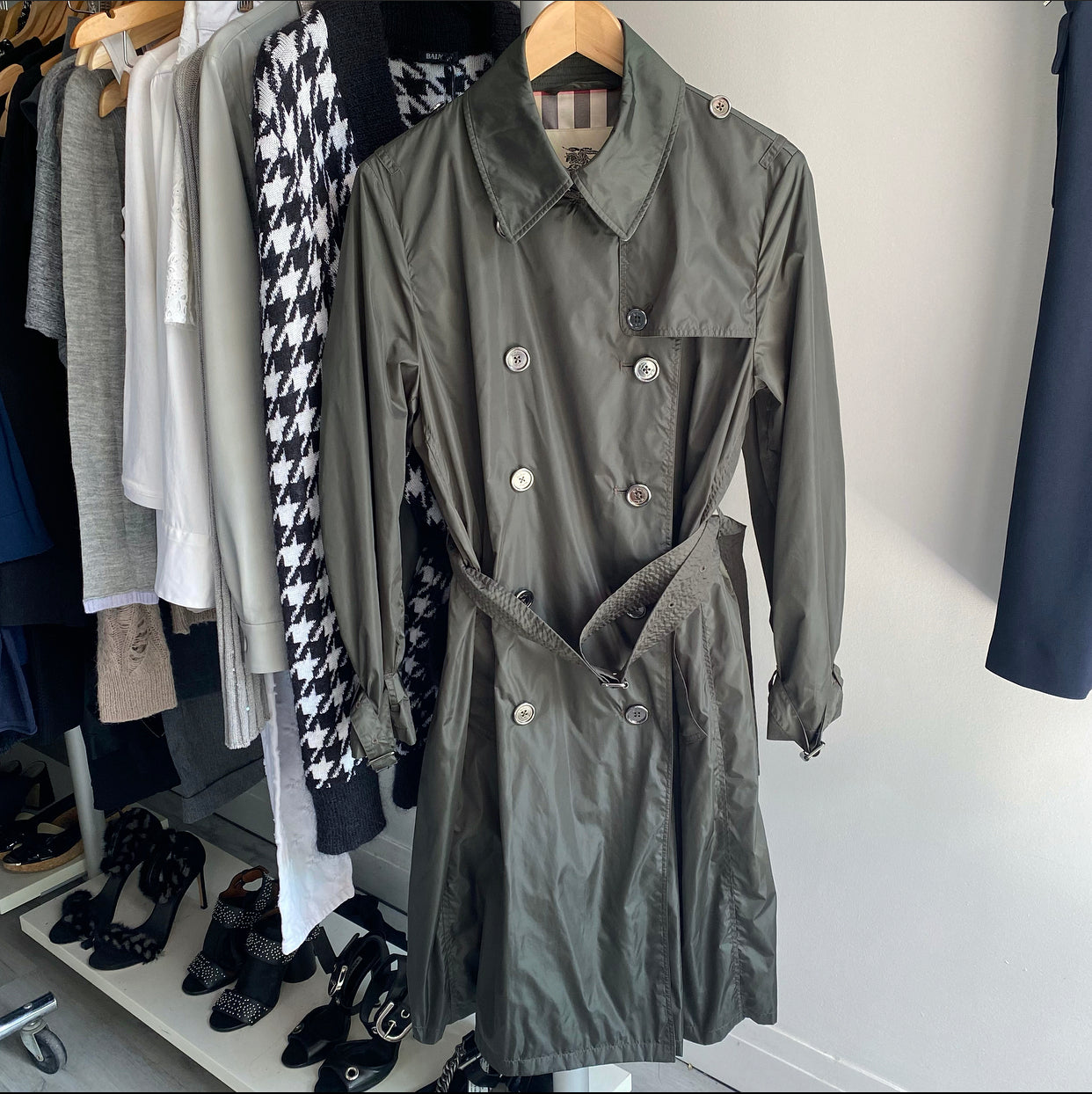 Burberry Dark Green Lightweight Nylon Trench Coat for Women - Size IT46 / US 10 - Classic Waterproof Outerwear for Fall & Winter Fashion