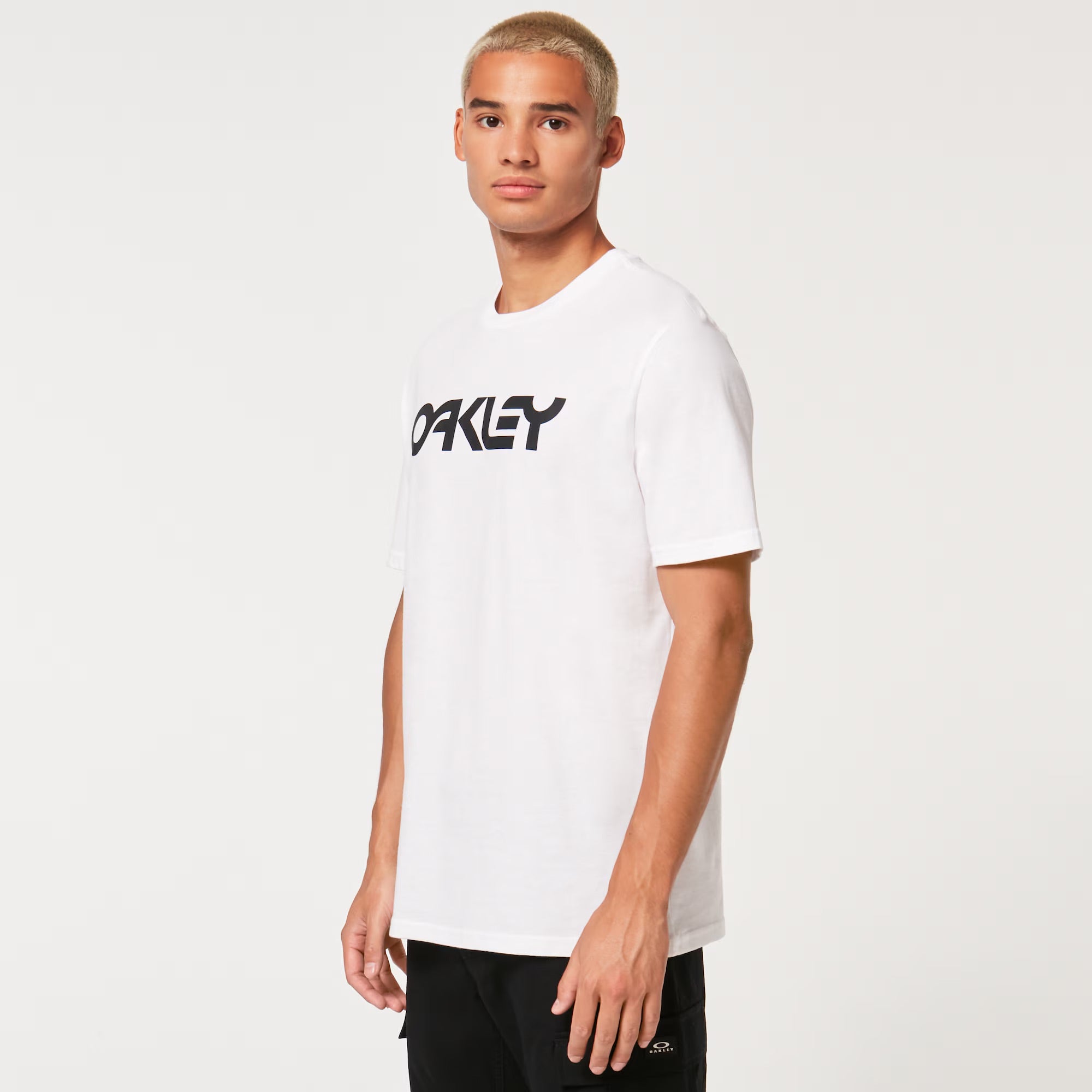 Oakley Men's Mark II Tee 2.0 Performance T-Shirt - White/Black - Moisture-Wicking & Breathable for Workouts & Outdoor Activities