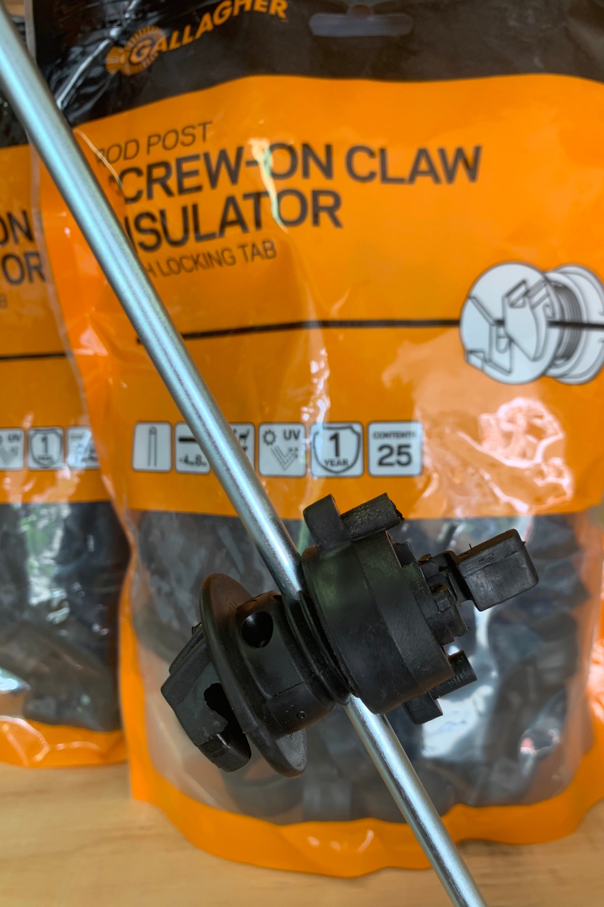 Gallagher Screw-on Claw Rod Post Insulator - 25 Pack for Electric Fence, Farm, and Ranch Applications - Durable Outdoor Electrical Insulators for Livestock Containment