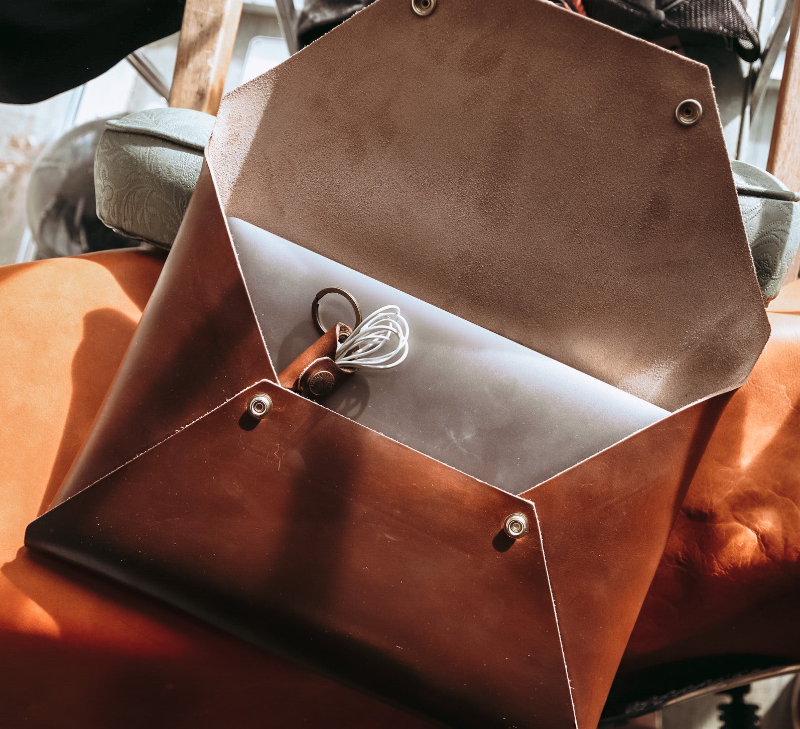 Premium Leather Portfolio Briefcase - Chicago Tan Genuine Leather Business Folder for Professionals | Ideal for Office, Meetings, and Corporate Gifts