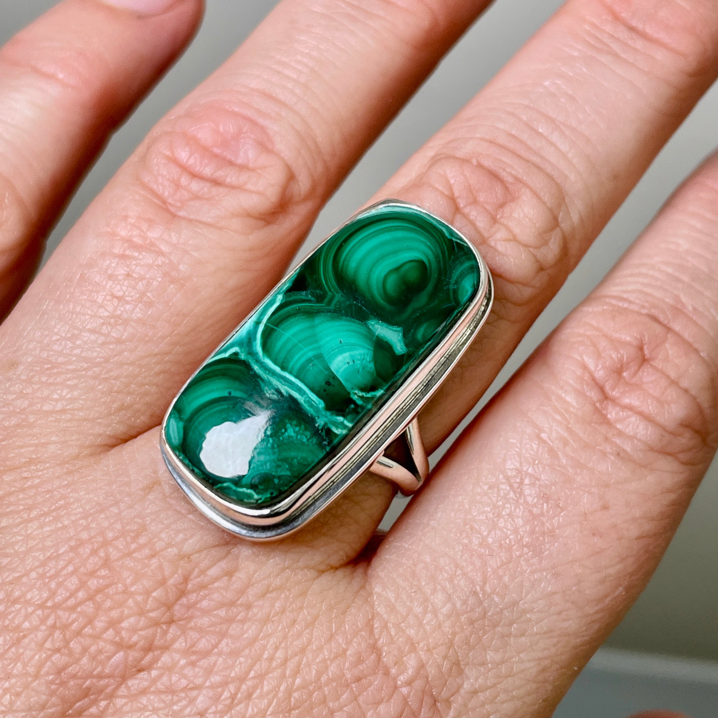 Malachite Oval Cabochon Ring for Women - Sterling Silver Split Band Size 8 - KRGJ1702 - Perfect for Everyday Wear, Gift Giving & Boho Jewelry Lovers