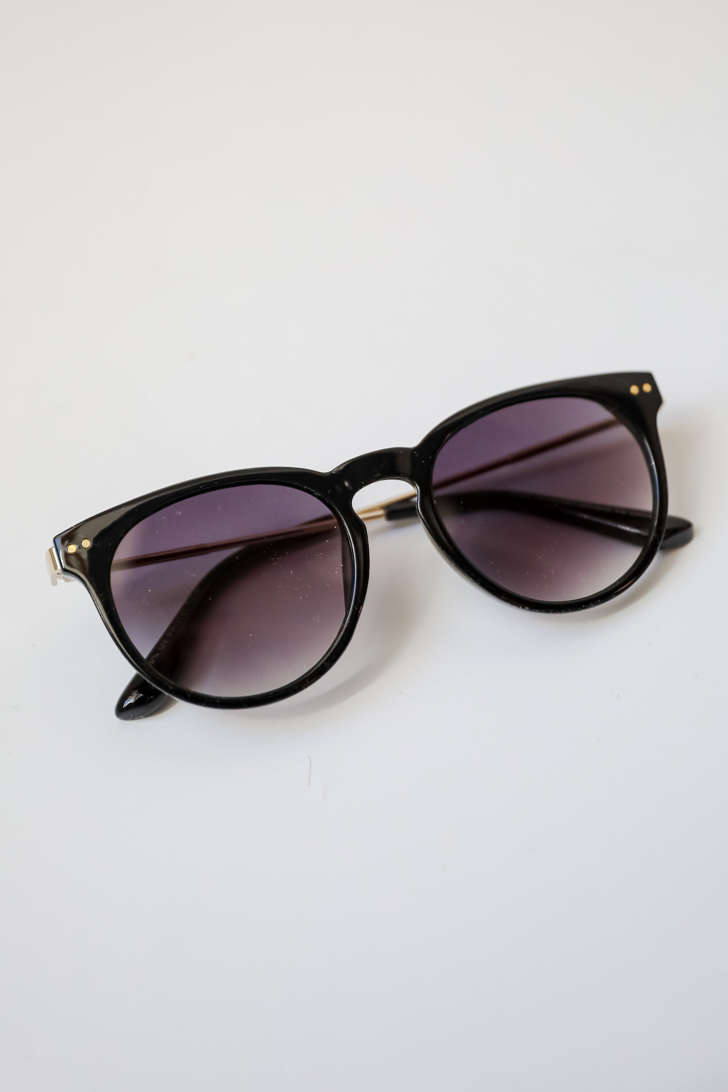 Trendy Round Sunglasses for Women & Men – UV Protection, Polarized Lenses – Perfect for Beach, Driving & Outdoor Activities
