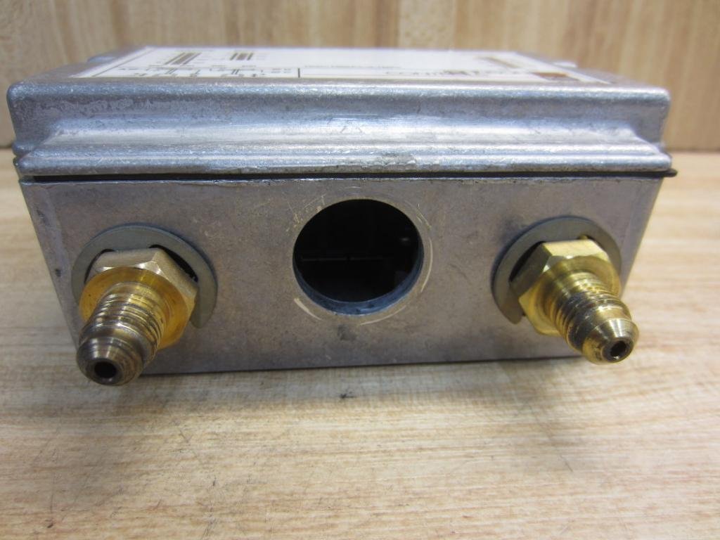 Johnson Controls P78LCA-9300 Pressure Controller | HVAC System Pressure Switch | P78LCA9300 Replacement Part | for Commercial & Industrial Building Automation Systems