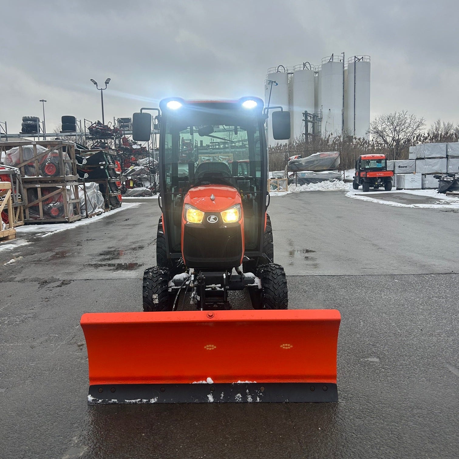 2021 Kubota LX2610HSDCC Tractor with Front Blade and Salter - 830 Hours - Ideal for Snow Removal, Landscaping & Farming Tasks