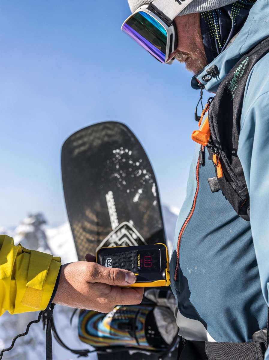 BCA Tracker 4 Avalanche Beacon 2024 - Professional Snow Safety Gear for Backcountry Skiing & Snowboarding