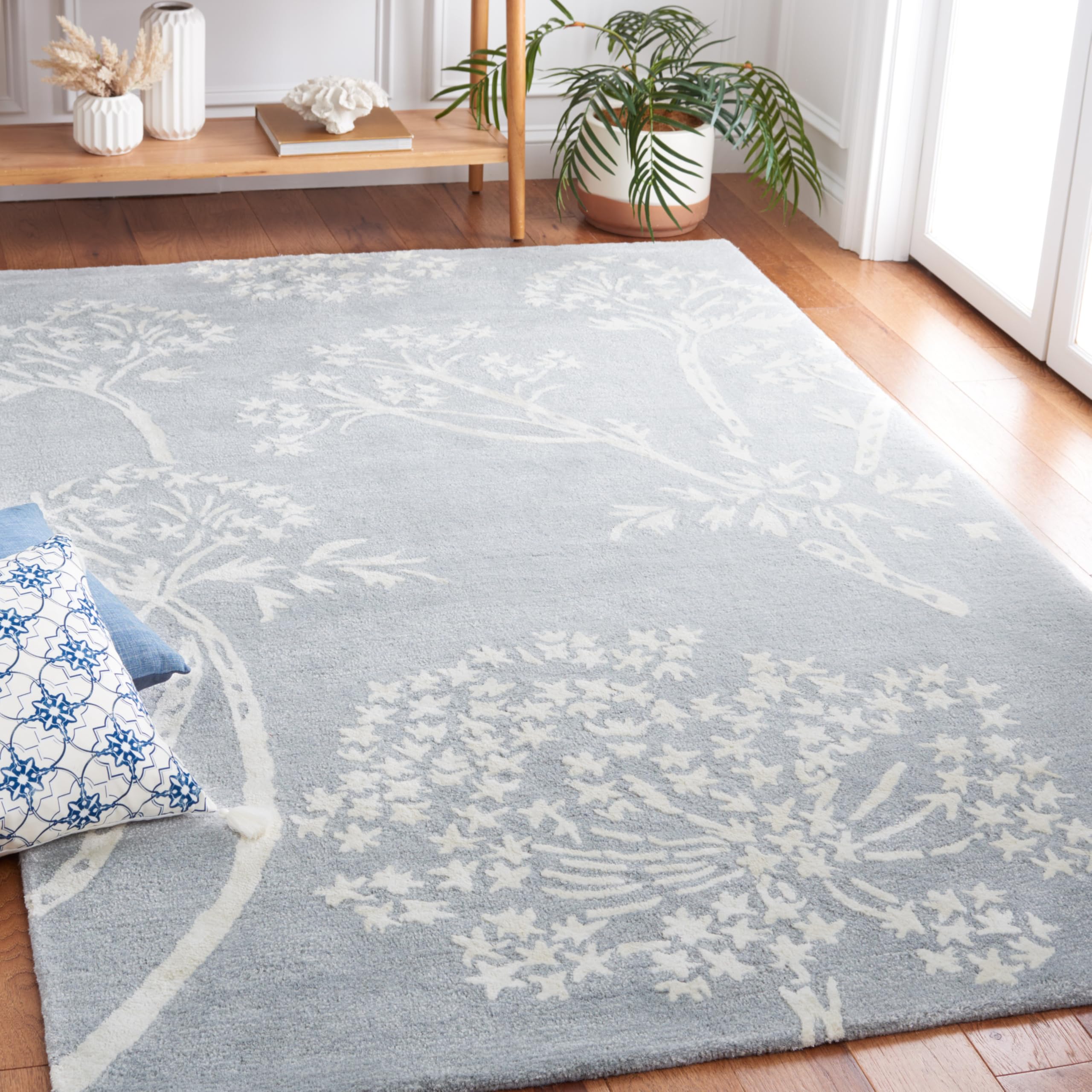 SAFAVIEH Bella Collection 6' x 9' Light Blue & Ivory Area Rug - Handmade Premium Wool & Viscose - Perfect for Living Room, Bedroom or Office Decor