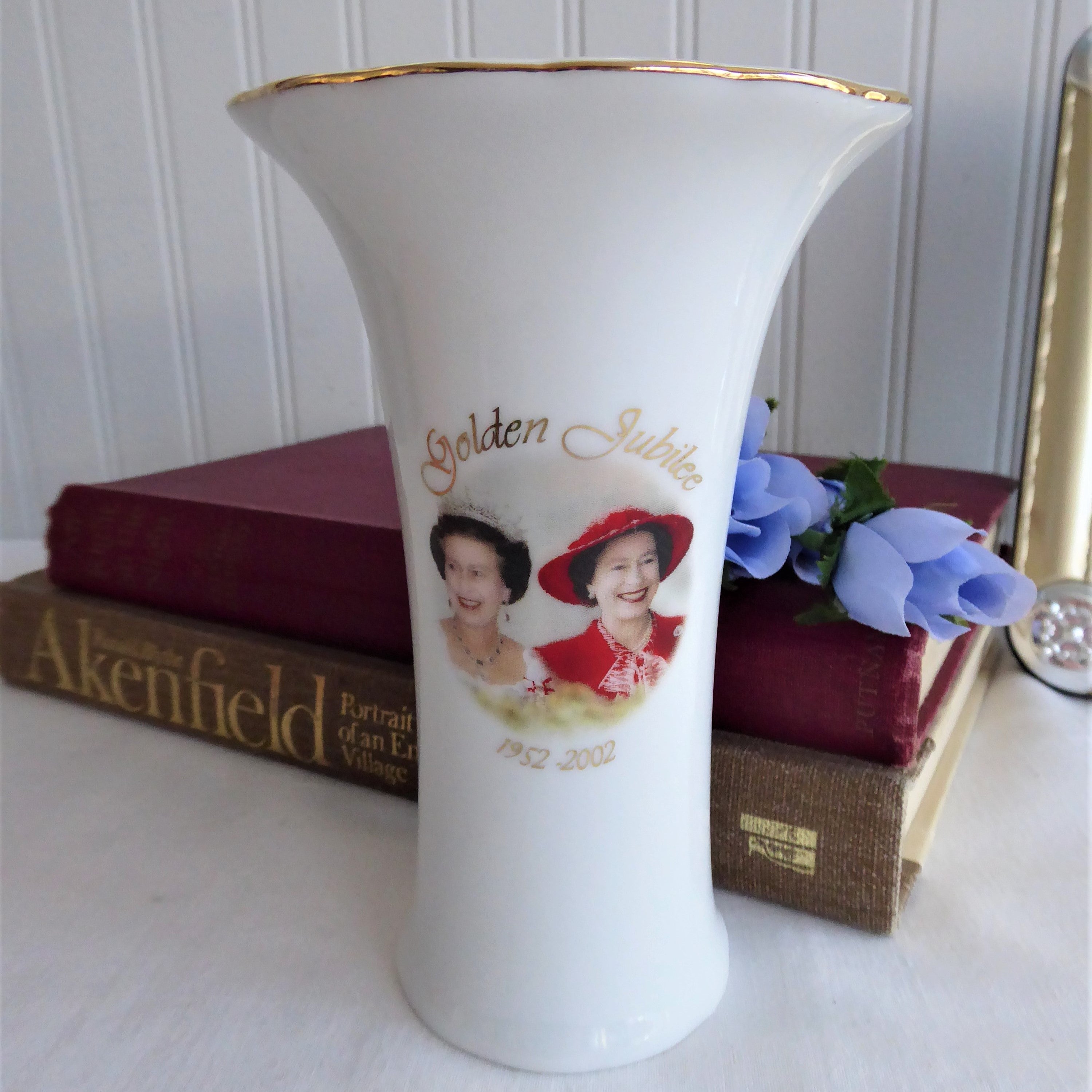 Queen Elizabeth II Golden Jubilee 2002 Commemorative Vase - 50th Anniversary Bone China with Photos - Perfect for Royal Collectors & Home Decor