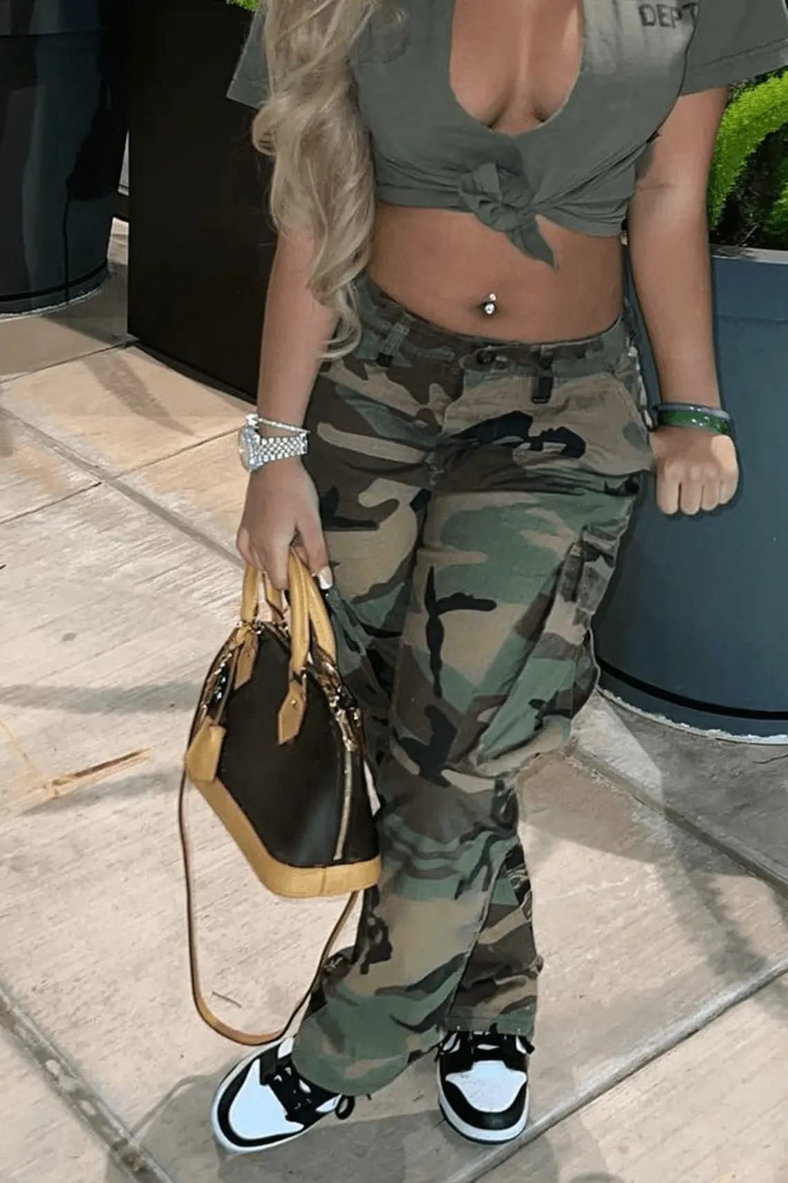 Vakkest Women's Oversized Camo Cargo Jogger Pants - Workout Sweatpants with Pockets | Army Fatigue Camouflage Design for Casual Wear, Gym & Outdoor Activities
