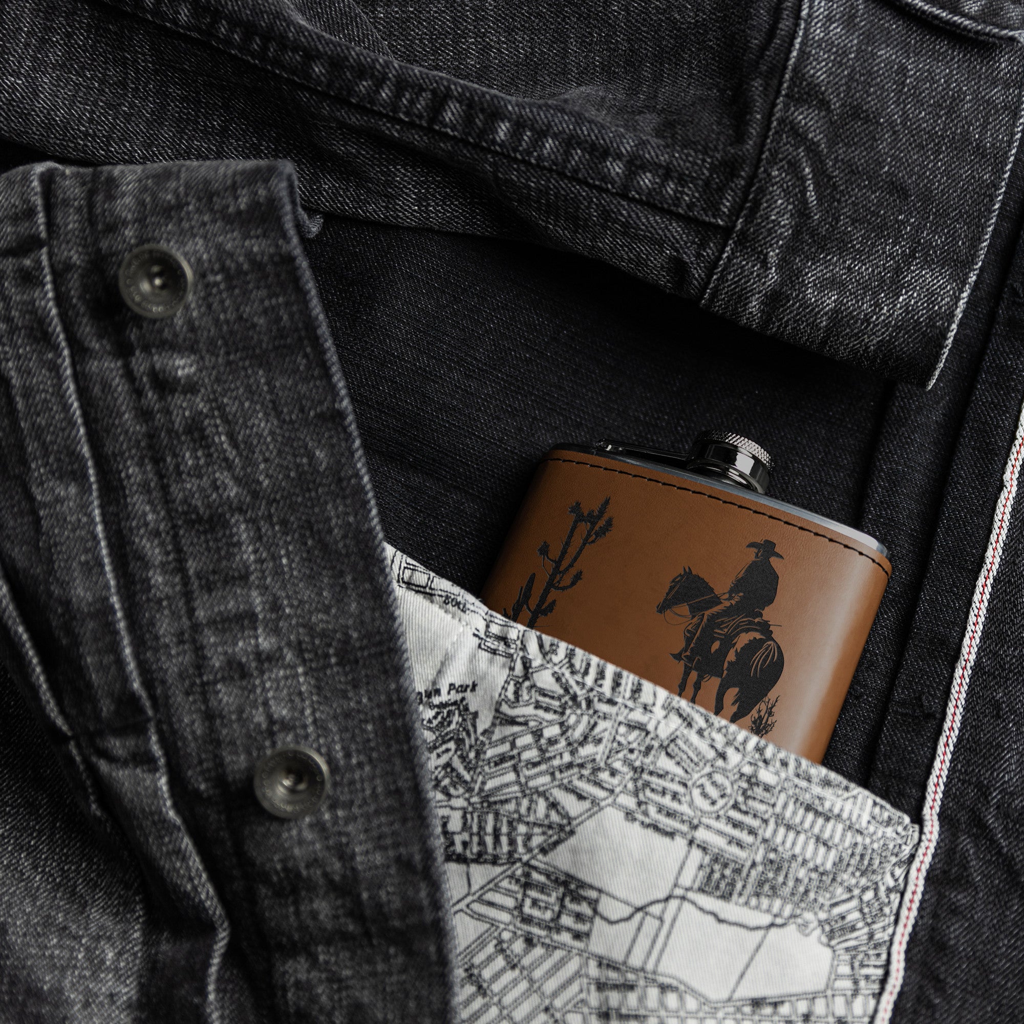 Cowhide Leather Flask with Cactus Design - Stainless Steel Hip Flask for Men - Perfect Gift for Cowboy Enthusiasts - Ideal for Outdoor Adventures, Camping, and Parties